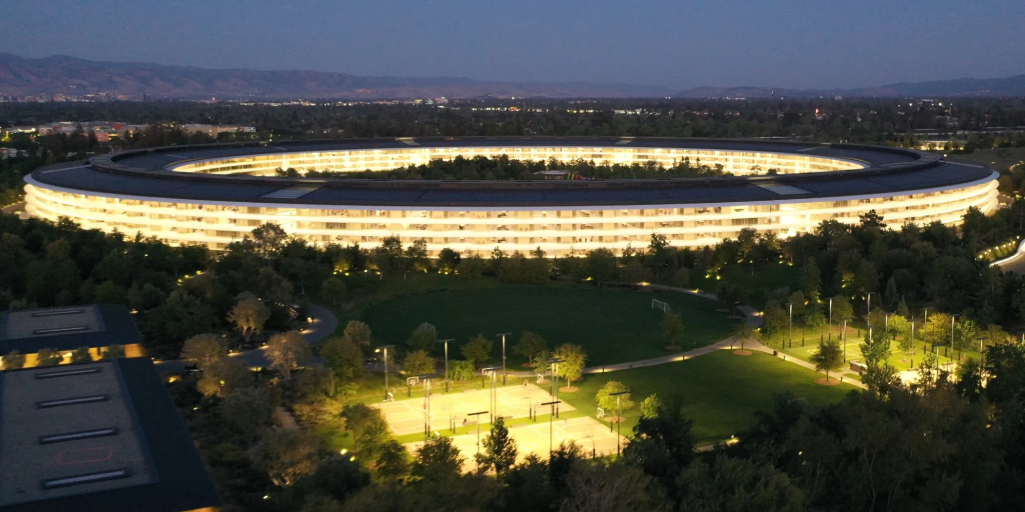 Cùng xem loạt ảnh chụp Apple Park bằng drone, sức sống trở về khi nhân viên đi làm trở lại