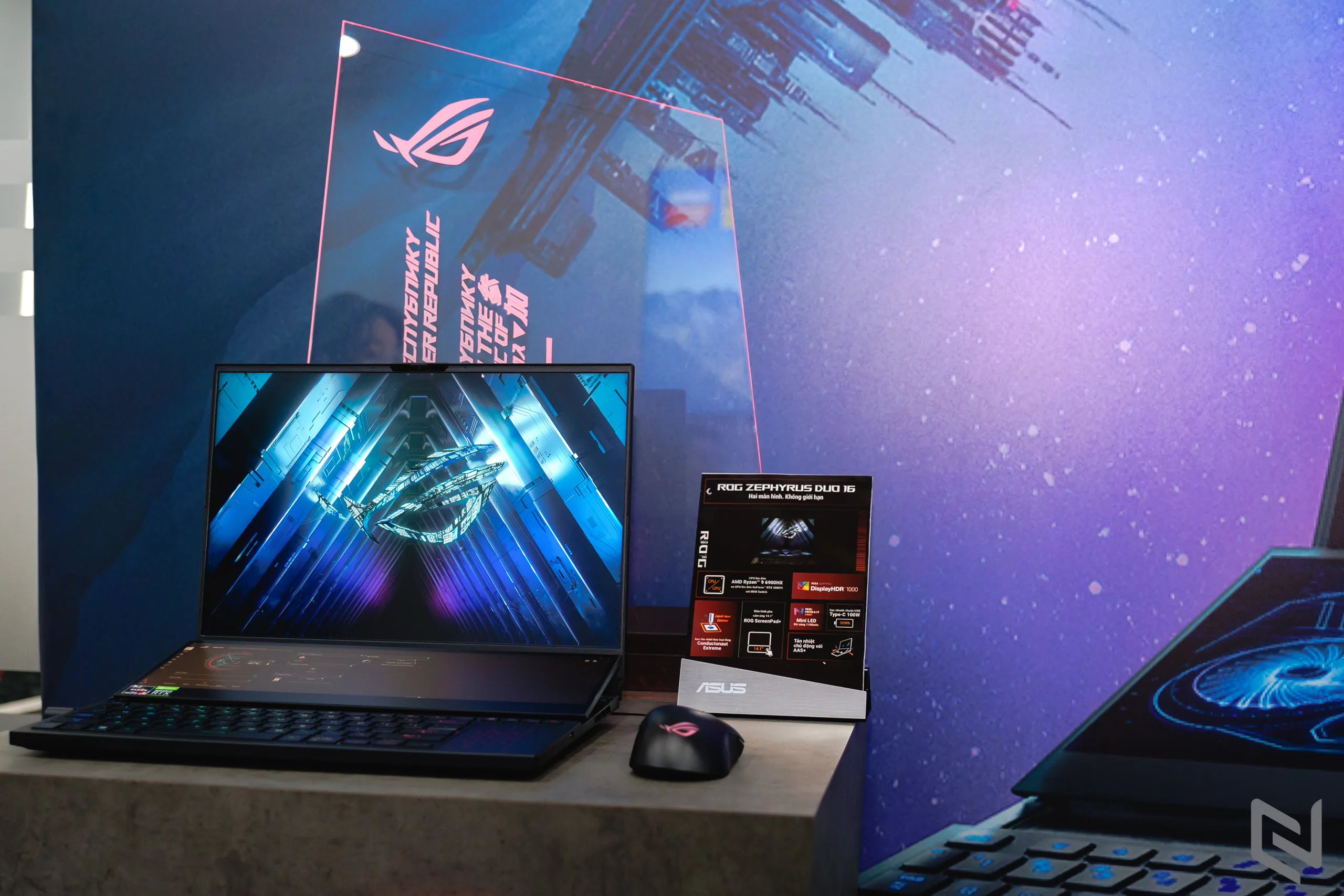 Trên tay laptop gaming hai màn hình ROG Zephyrus Duo 16, đáp ứng cả chơi game lẫn công việc đồ hoạ với cấu hình khủng