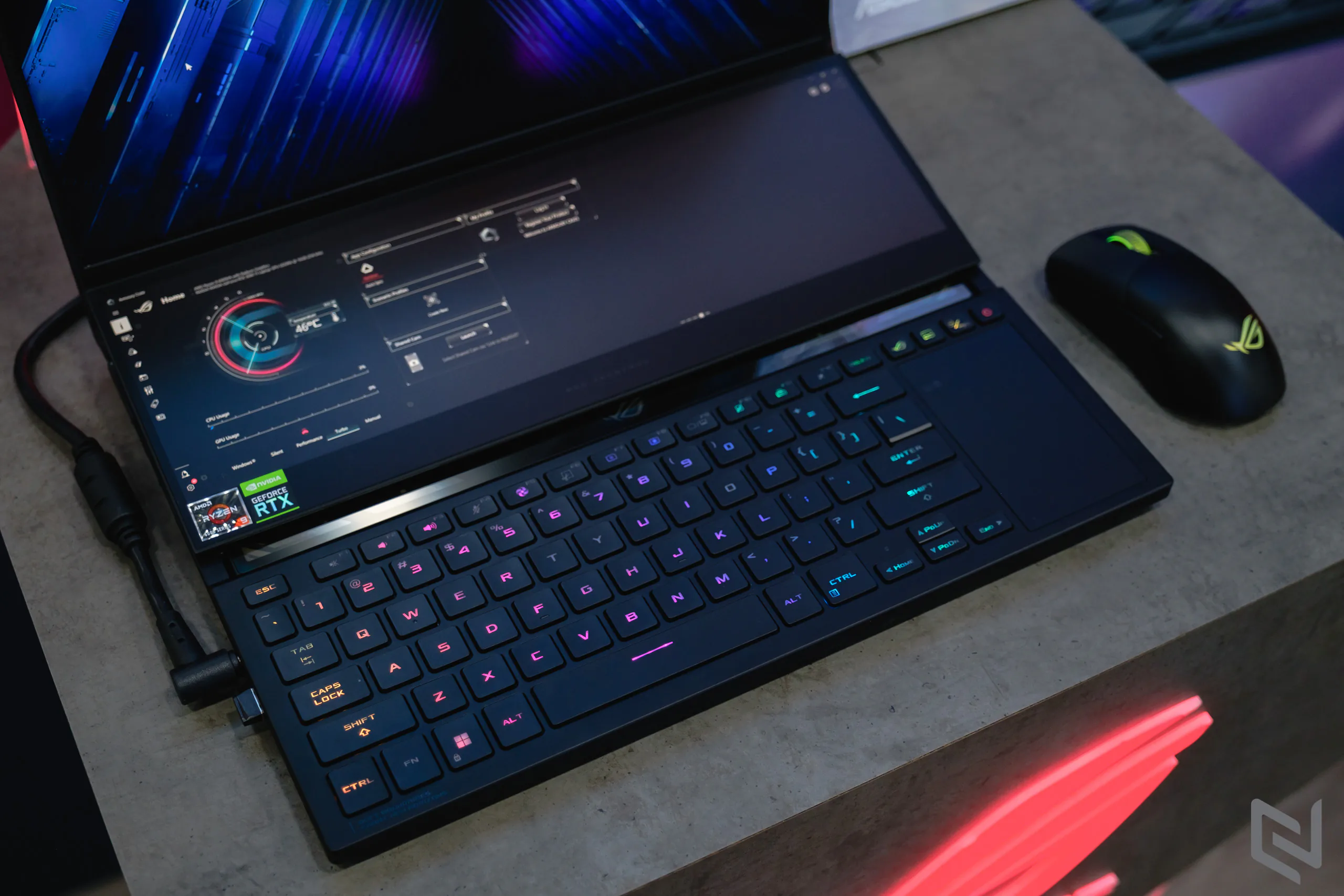Trên tay laptop gaming hai màn hình ROG Zephyrus Duo 16, đáp ứng cả chơi game lẫn công việc đồ hoạ với cấu hình khủng