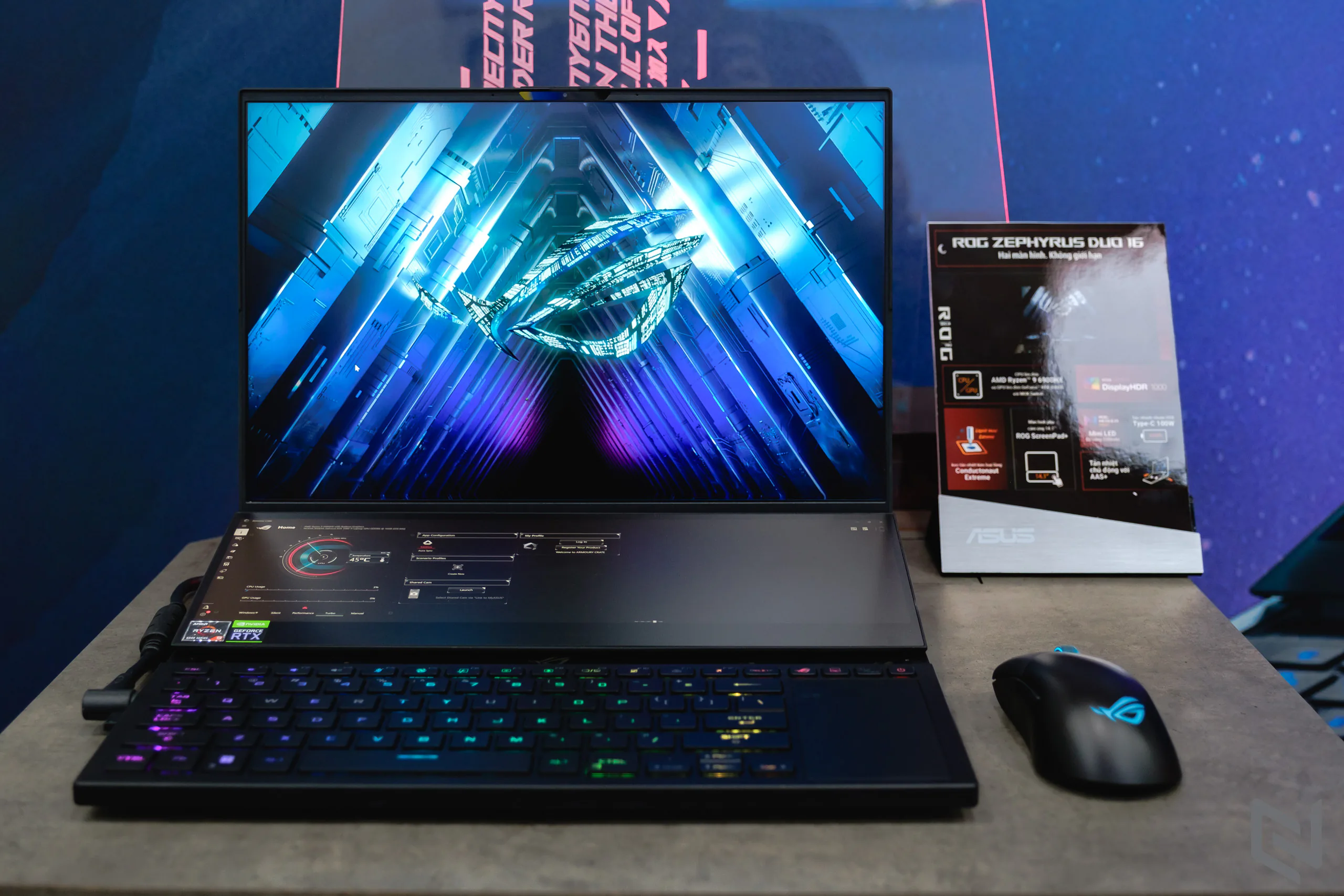 Trên tay laptop gaming hai màn hình ROG Zephyrus Duo 16, đáp ứng cả chơi game lẫn công việc đồ hoạ với cấu hình khủng