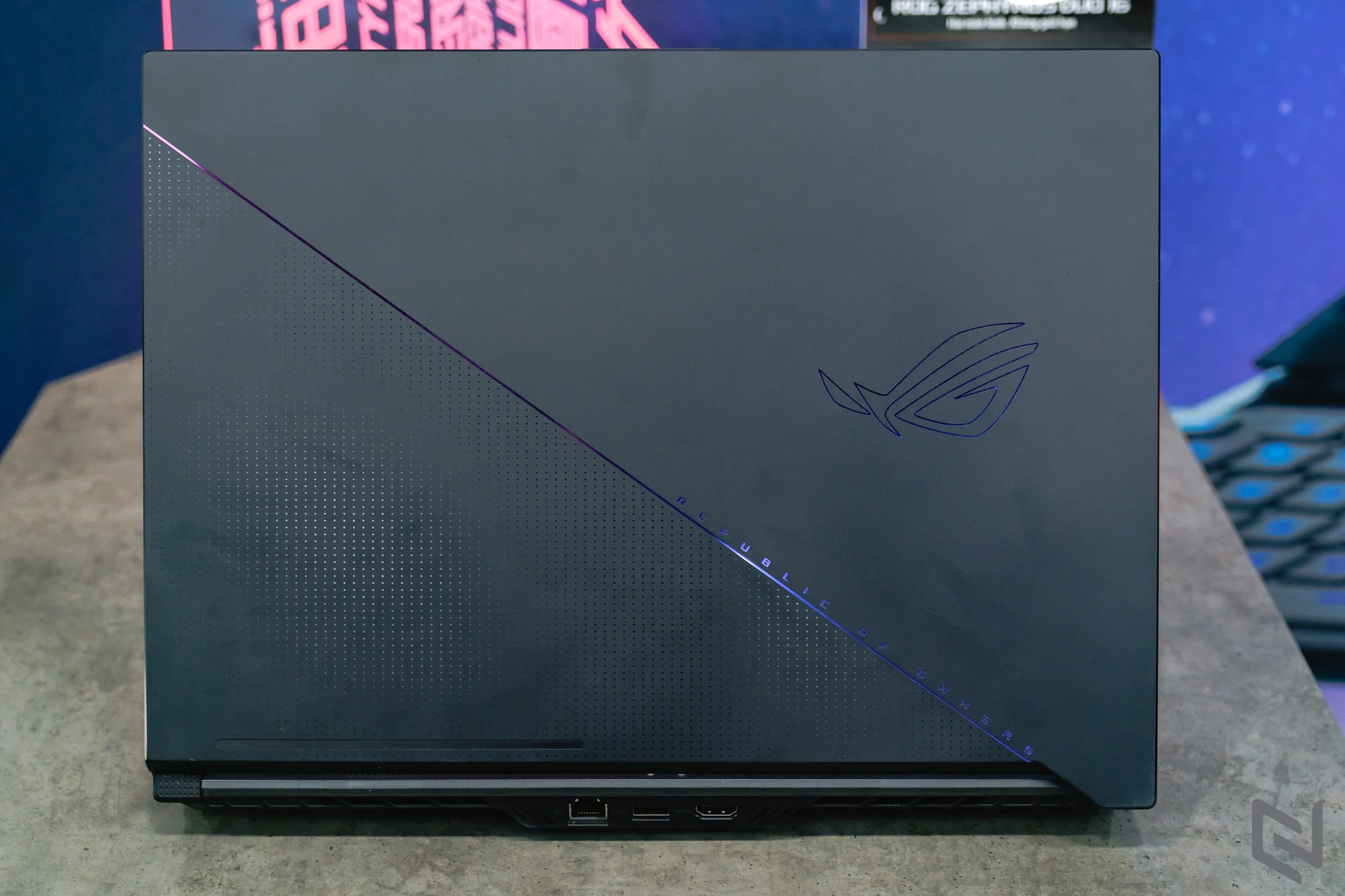 Trên tay laptop gaming hai màn hình ROG Zephyrus Duo 16, đáp ứng cả chơi game lẫn công việc đồ hoạ với cấu hình khủng