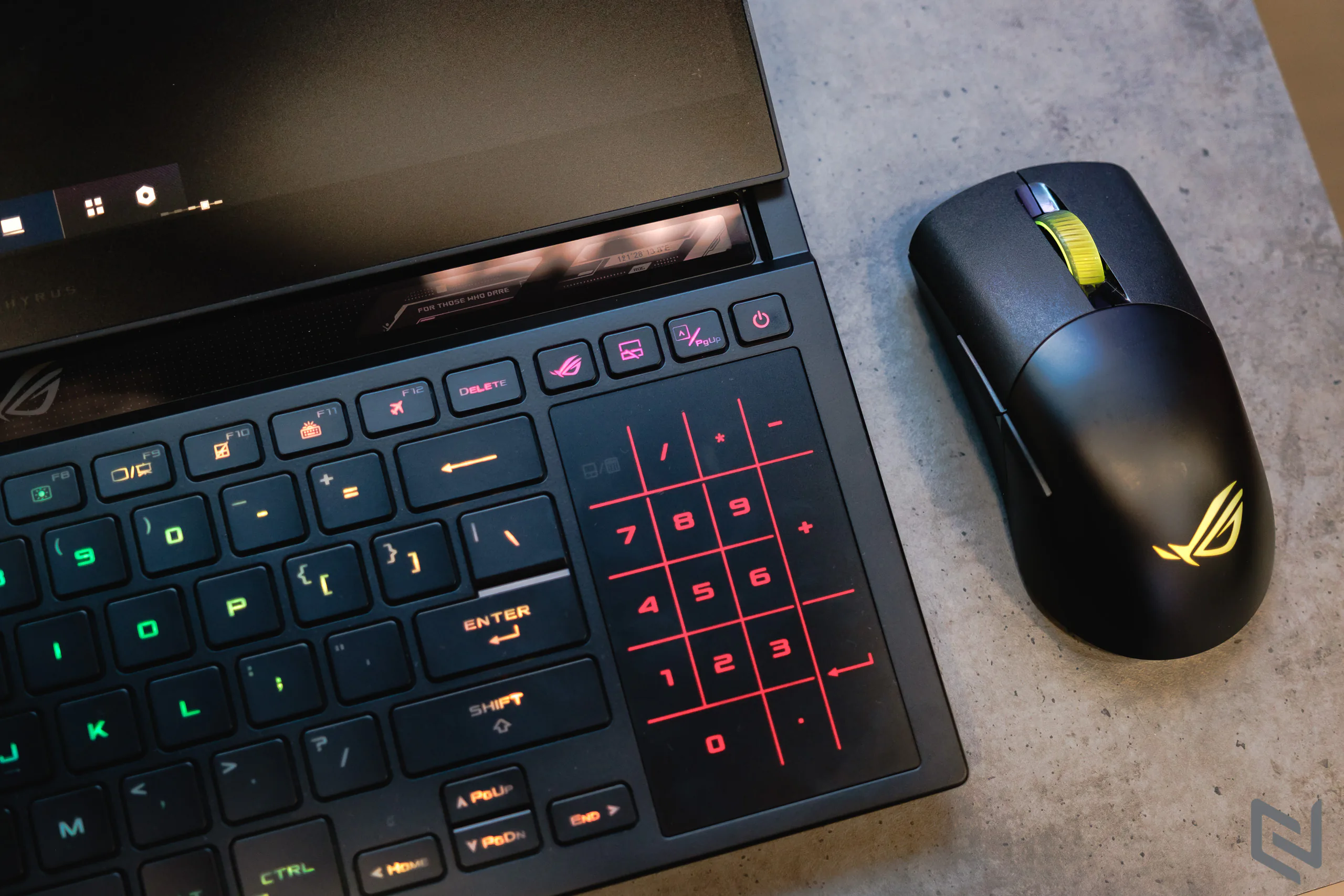 Trên tay laptop gaming hai màn hình ROG Zephyrus Duo 16, đáp ứng cả chơi game lẫn công việc đồ hoạ với cấu hình khủng