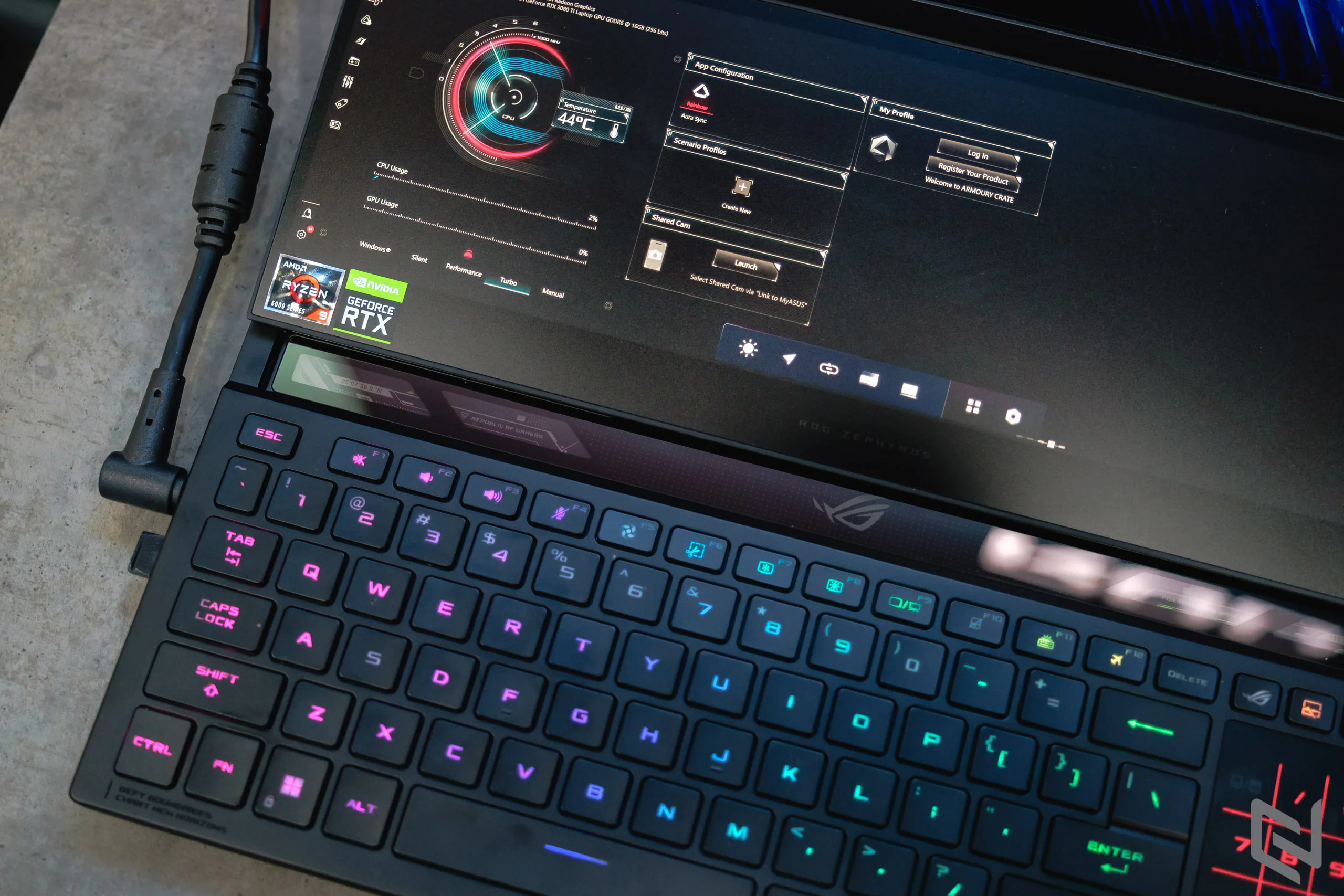 Trên tay laptop gaming hai màn hình ROG Zephyrus Duo 16, đáp ứng cả chơi game lẫn công việc đồ hoạ với cấu hình khủng