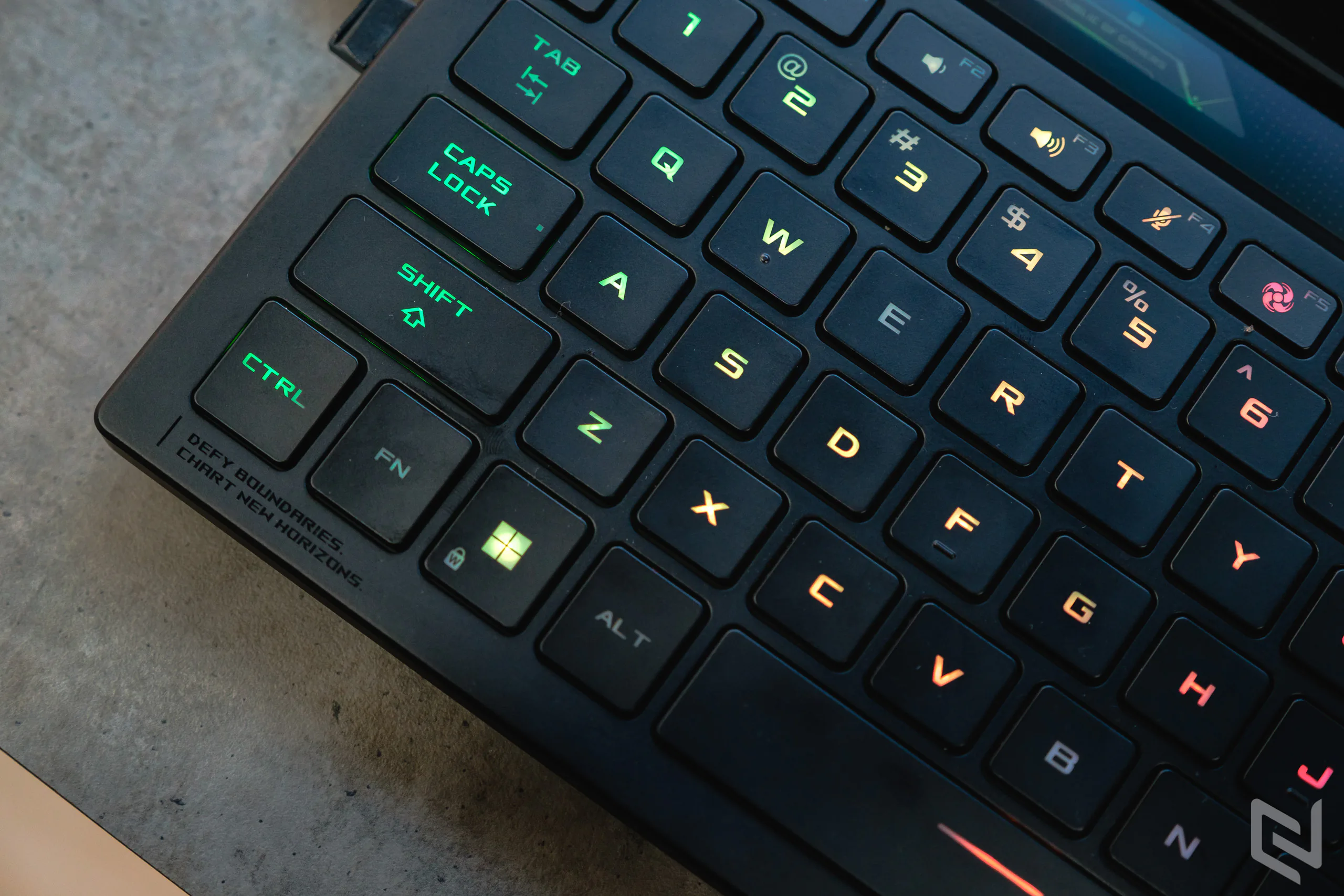 Trên tay laptop gaming hai màn hình ROG Zephyrus Duo 16, đáp ứng cả chơi game lẫn công việc đồ hoạ với cấu hình khủng