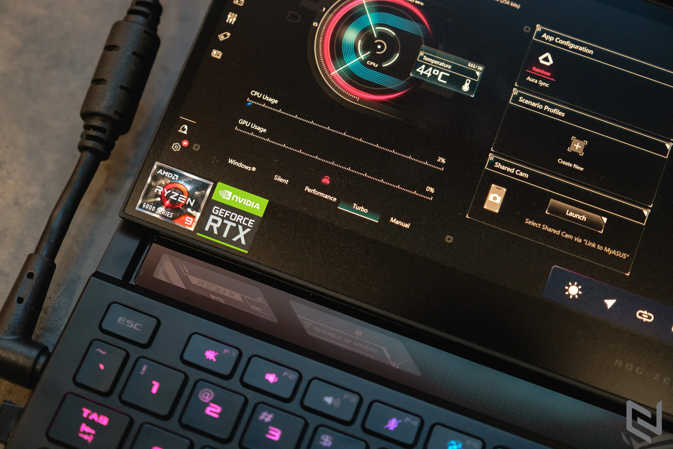 Trên tay laptop gaming hai màn hình ROG Zephyrus Duo 16, đáp ứng cả chơi game lẫn công việc đồ hoạ với cấu hình khủng