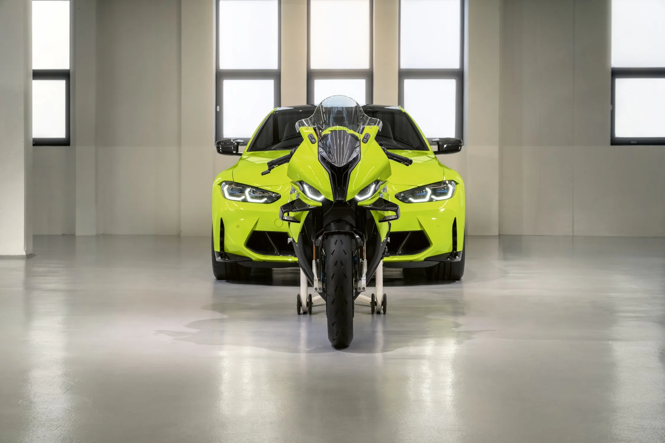BMW tung M 1000 RR phiên bản kỷ niệm 50 năm với màu sơn mới đẹp mắt