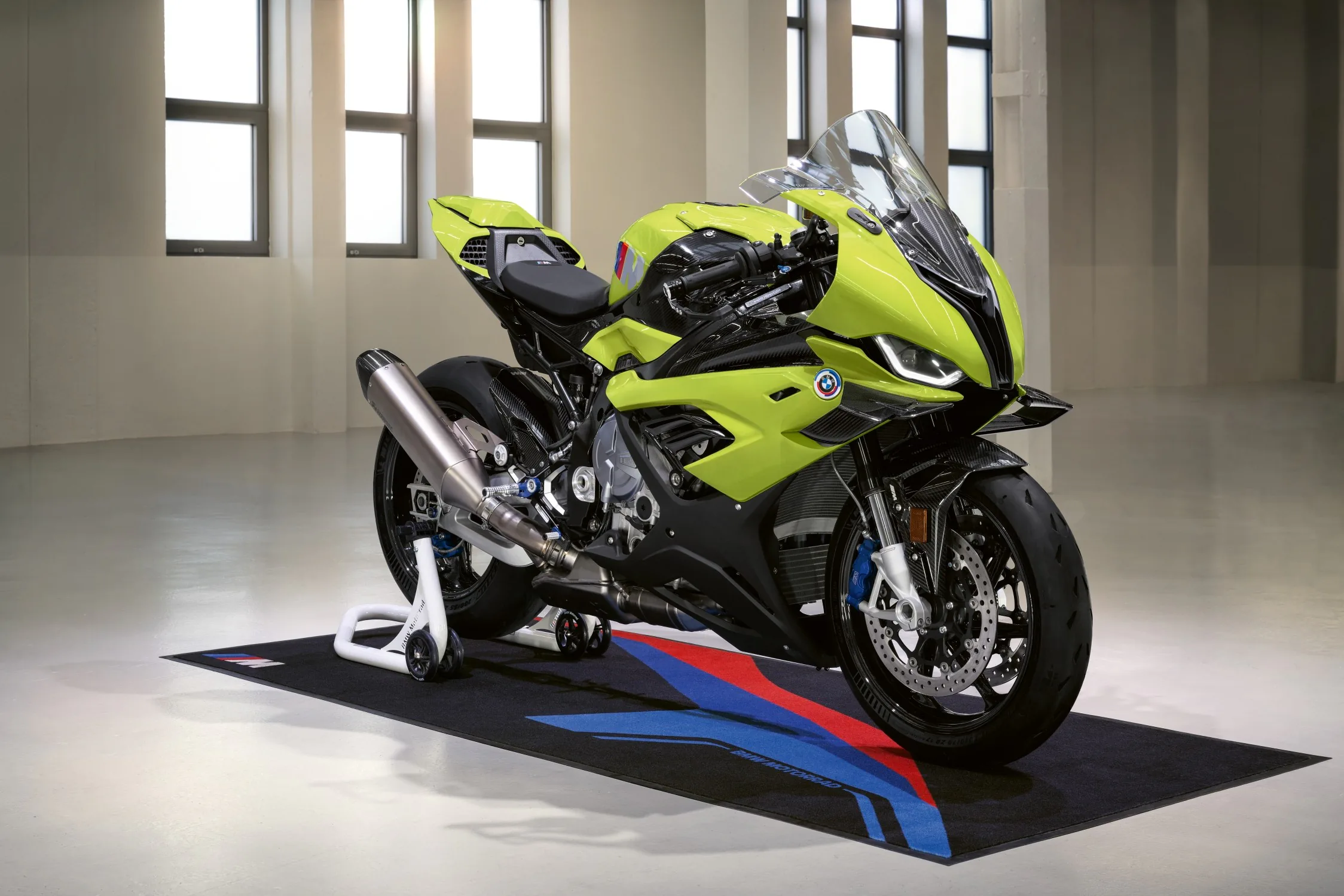BMW tung M 1000 RR phiên bản kỷ niệm 50 năm với màu sơn mới đẹp mắt