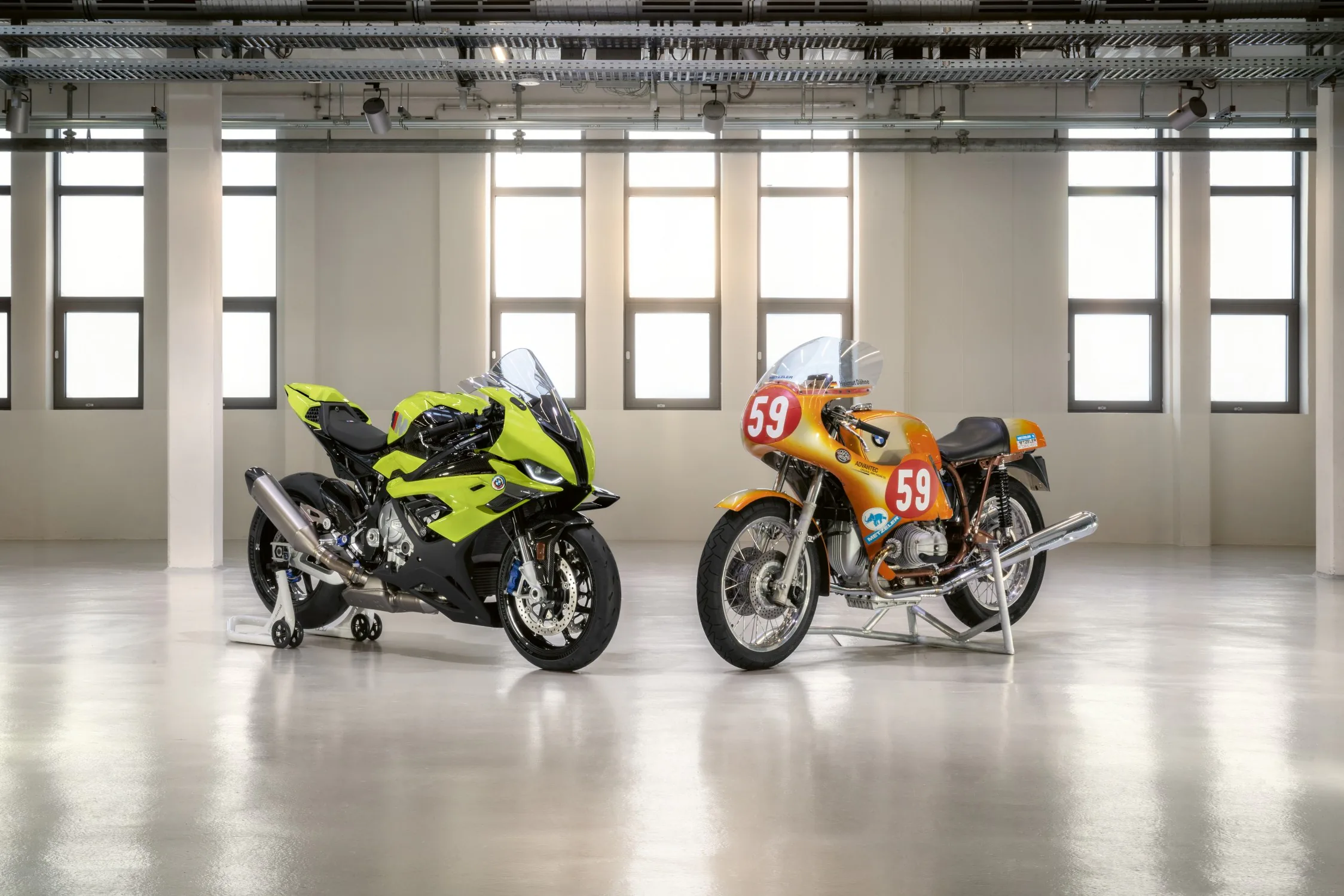 BMW tung M 1000 RR phiên bản kỷ niệm 50 năm với màu sơn mới đẹp mắt