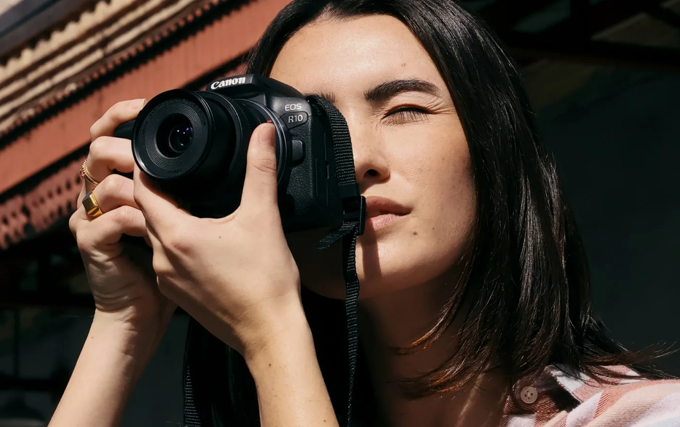 Dòng máy EOS R(evolution) của Canon sử dụng cảm biến APS-C với hai máy ảnh không gương lật mới và ống kính RF-S mới