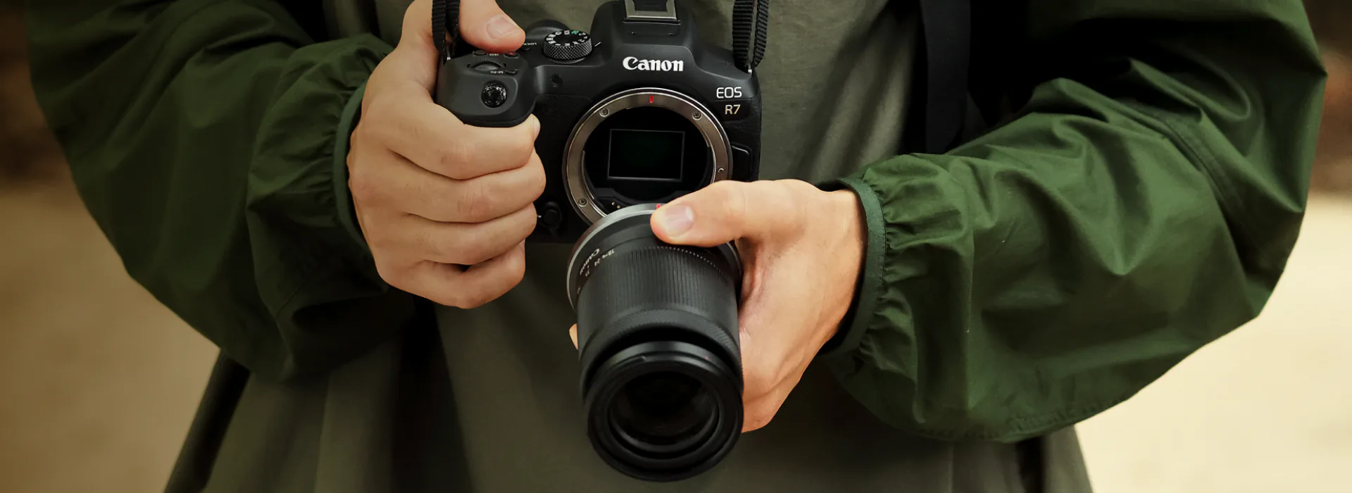 Dòng máy EOS R(evolution) của Canon sử dụng cảm biến APS-C với hai máy ảnh không gương lật mới và ống kính RF-S mới