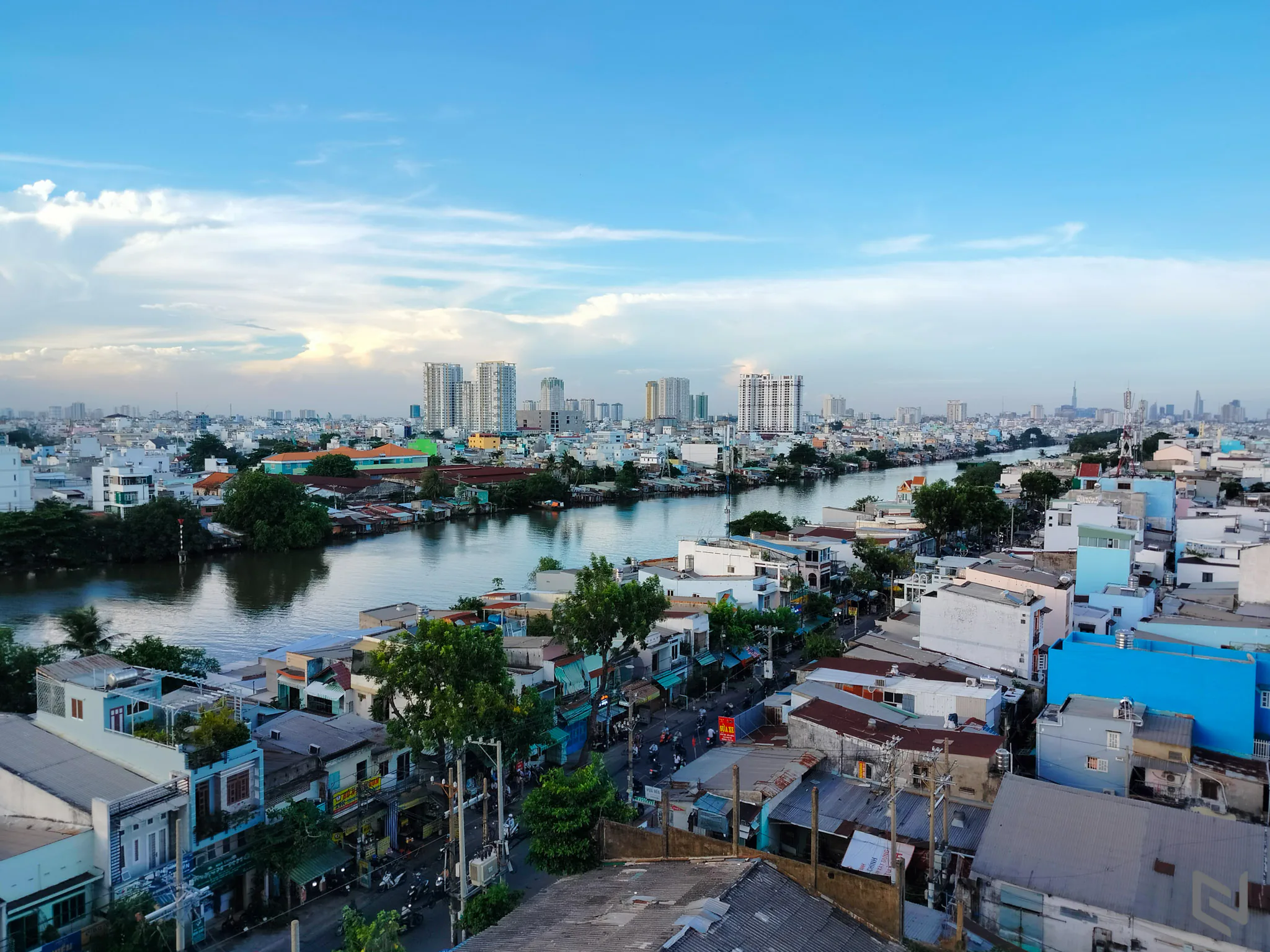 “Tân binh” nhiếp ảnh realme 9: Thiết kế Hologram độc đáo, màn hình 90Hz, camera ProLight 108MP và cảm biến đầu tiên trên thế giới ISOCELL HM6 của Samsung - Thêm lựa chọn cho smartphone tầm trung