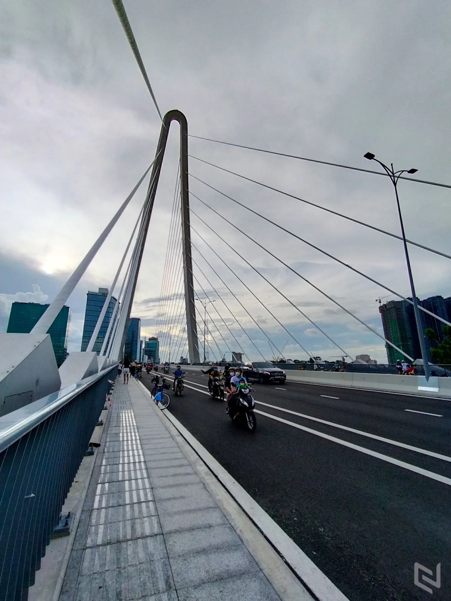 “Tân binh” nhiếp ảnh realme 9: Thiết kế Hologram độc đáo, màn hình 90Hz, camera ProLight 108MP và cảm biến đầu tiên trên thế giới ISOCELL HM6 của Samsung - Thêm lựa chọn cho smartphone tầm trung