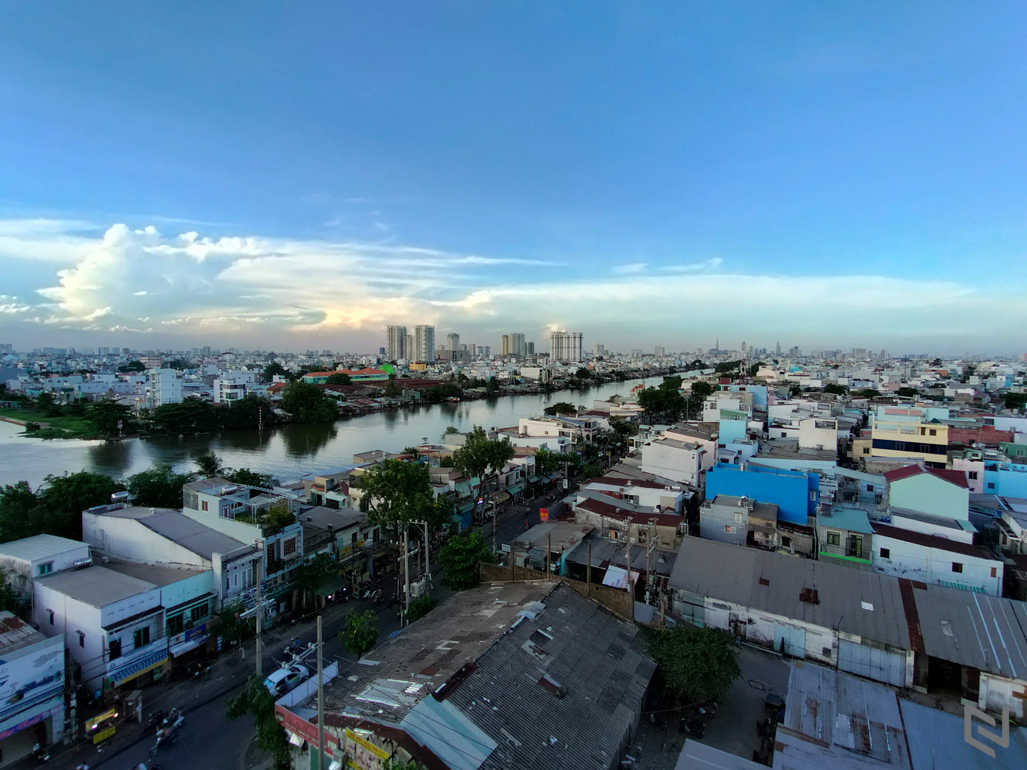 “Tân binh” nhiếp ảnh realme 9: Thiết kế Hologram độc đáo, màn hình 90Hz, camera ProLight 108MP và cảm biến đầu tiên trên thế giới ISOCELL HM6 của Samsung - Thêm lựa chọn cho smartphone tầm trung