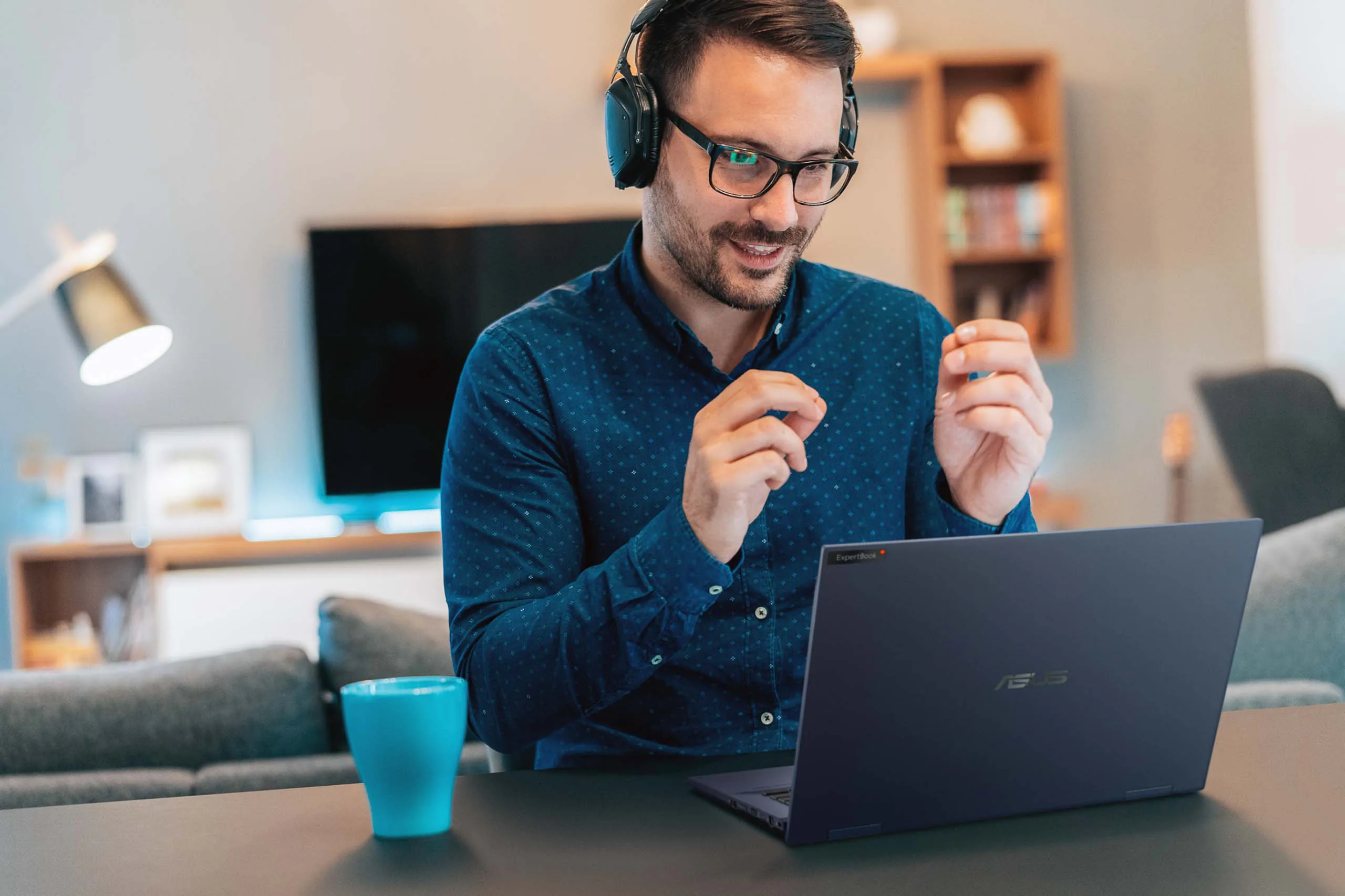 ASUS giới thiệu ExpertBook B7 Flip (B7402) hỗ trợ kết nối 5G