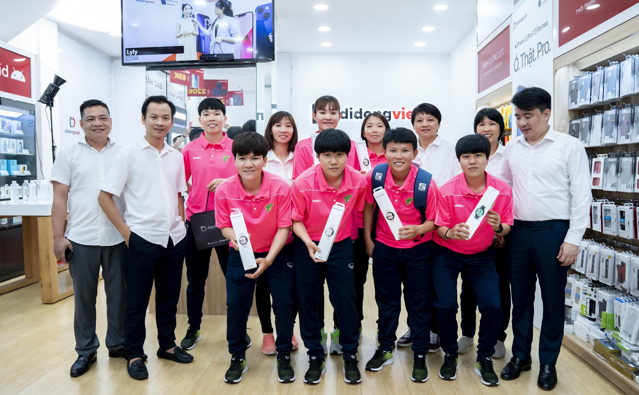 Huỳnh Như, Chương Thị Kiều,... cùng đồng đội ghé thăm Di Động Việt sau khi giành Chức vô địch Bóng đá Nữ tại Sea Games 31