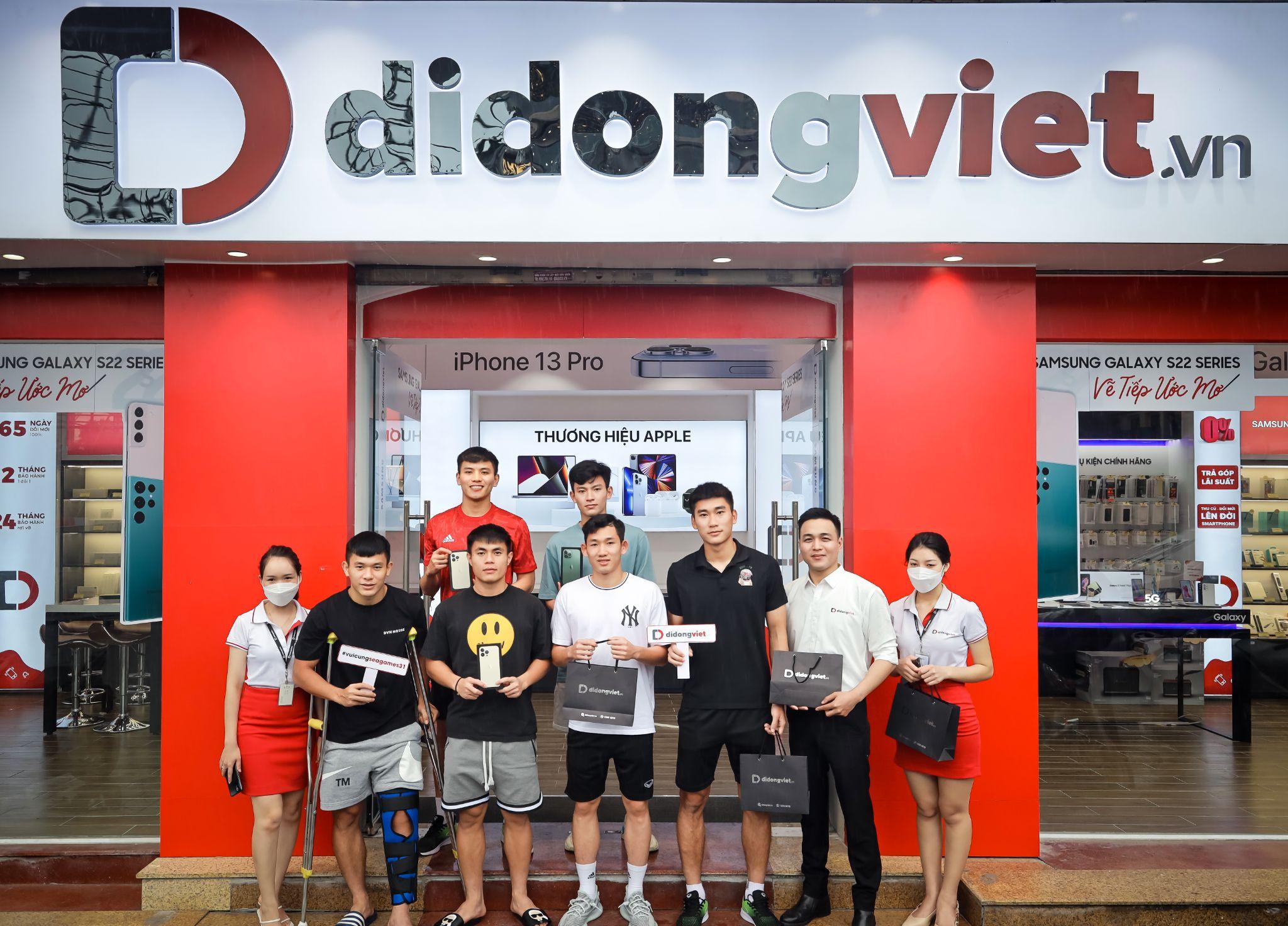 Nhâm Mạnh Dũng, Phan Tấn Tài, Nguyễn Thanh Bình,... cùng đồng đội sở hữu iPhone 13 Pro Max tại Di Động Việt sau khi giành chức vô địch tại Sea Games 31