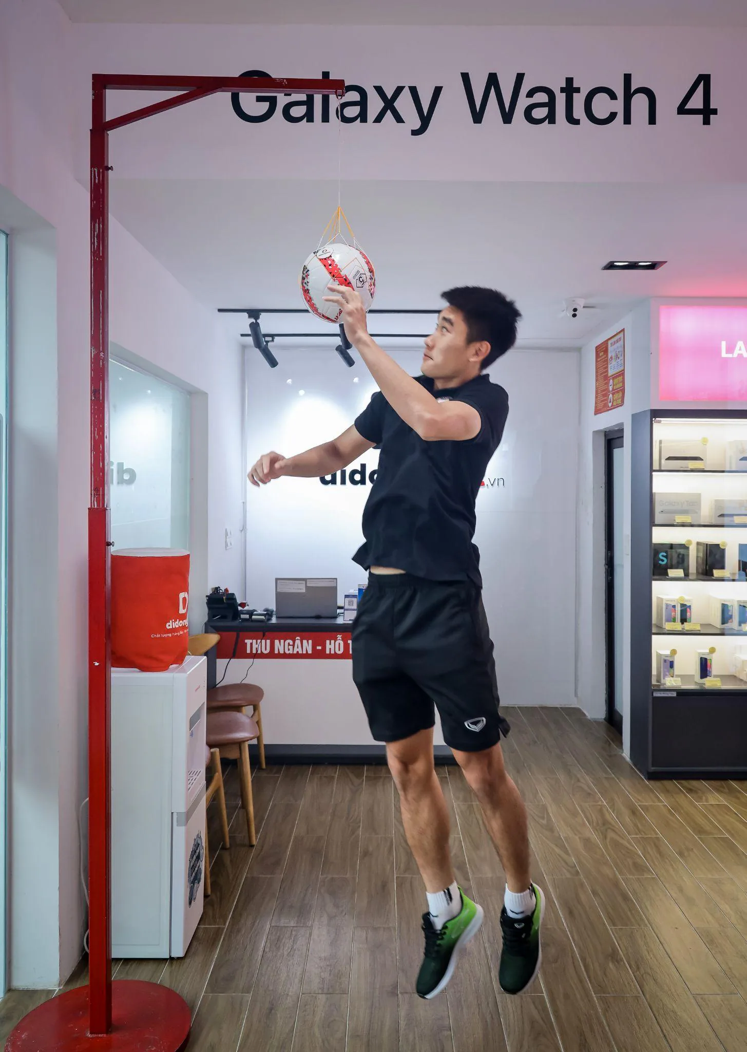 Nhâm Mạnh Dũng, Phan Tấn Tài, Nguyễn Thanh Bình,... cùng đồng đội sở hữu iPhone 13 Pro Max tại Di Động Việt sau khi giành chức vô địch tại Sea Games 31