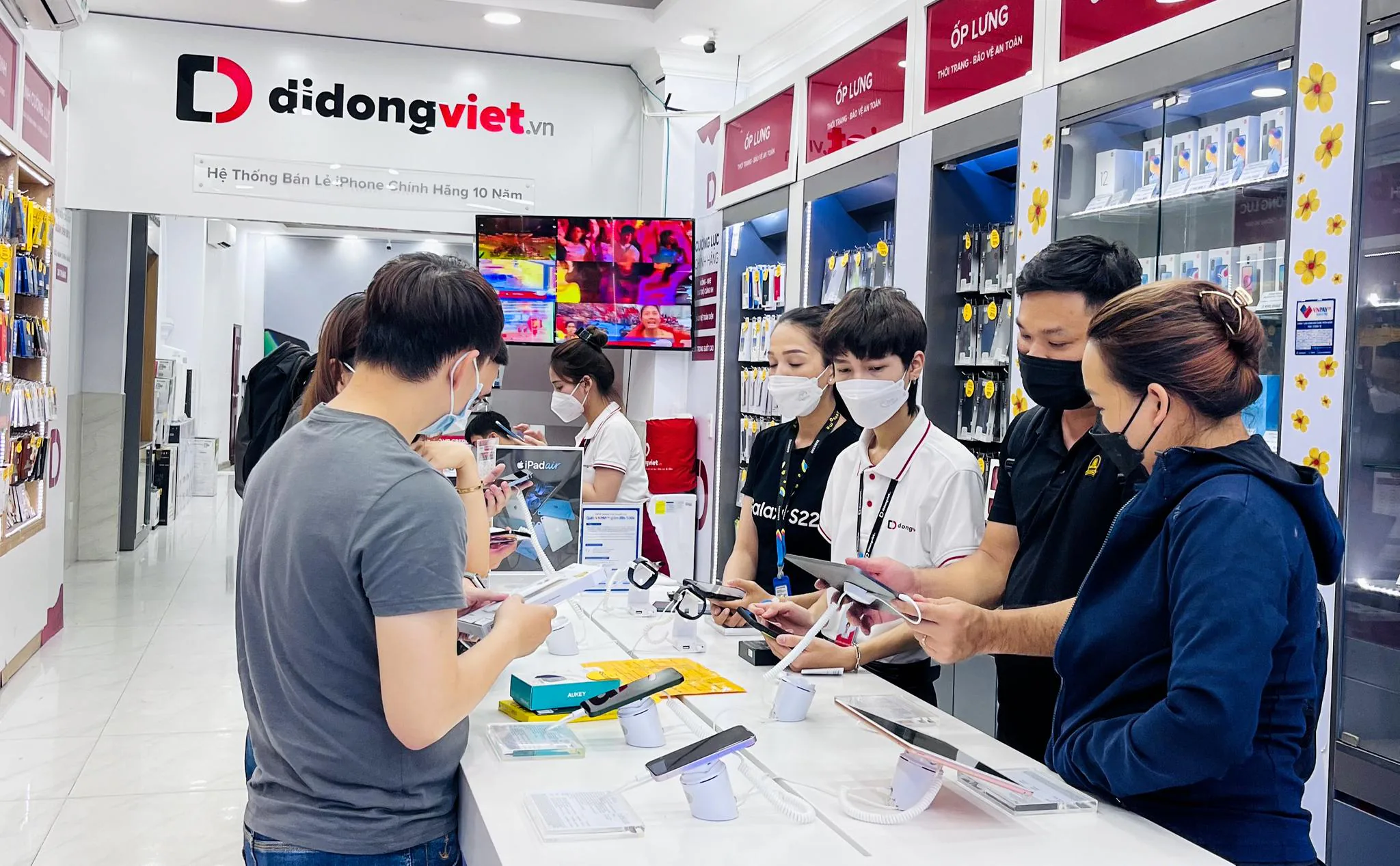 iPhone SE 2022 chính thức lên kệ tại Việt Nam, giá từ 11.89 triệu đồng