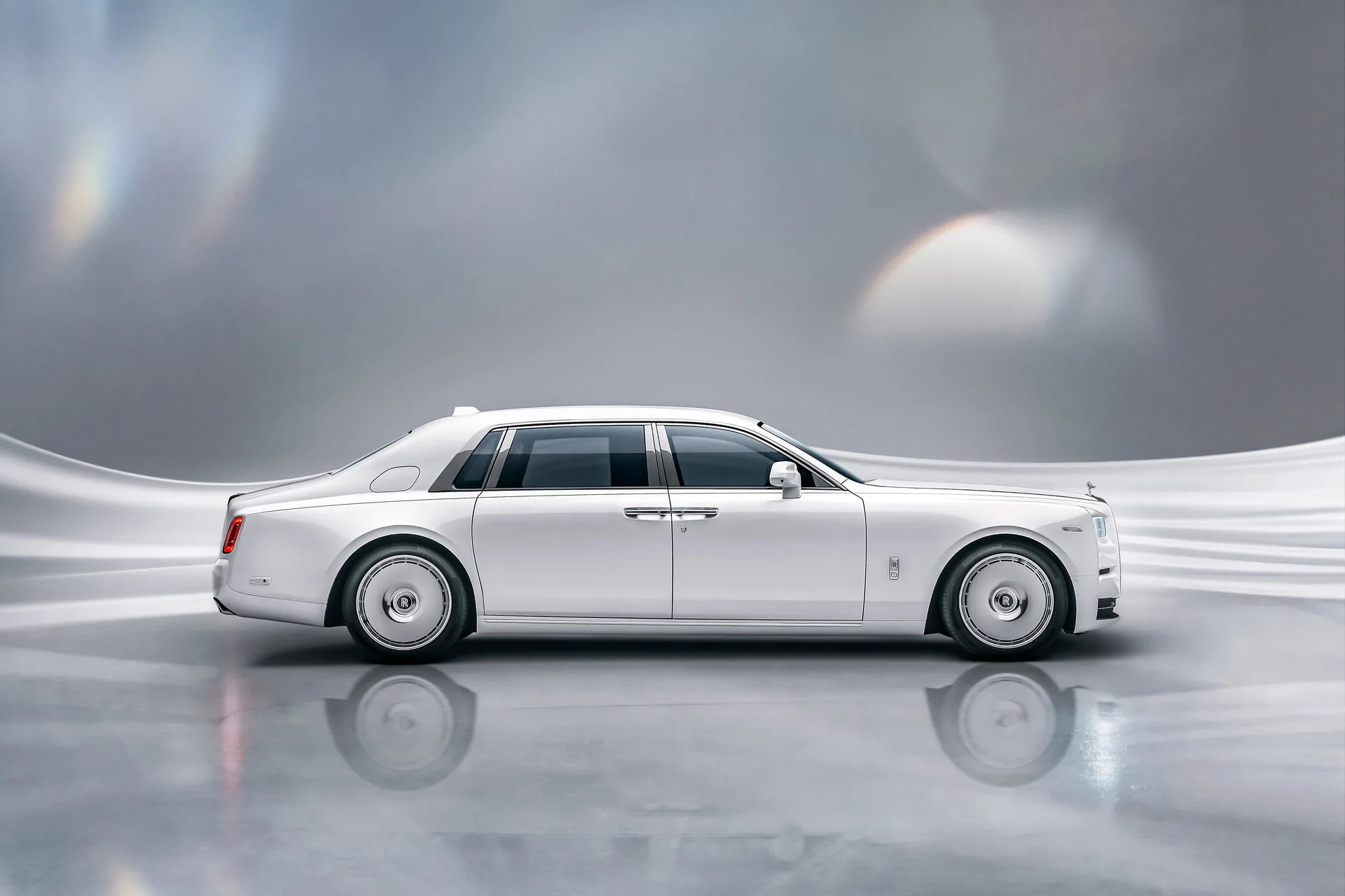 Rolls-Royce ra mắt Phantom 2023 mới với nâng cấp lưới tản nhiệt phát sáng và các tuỳ chọn khác