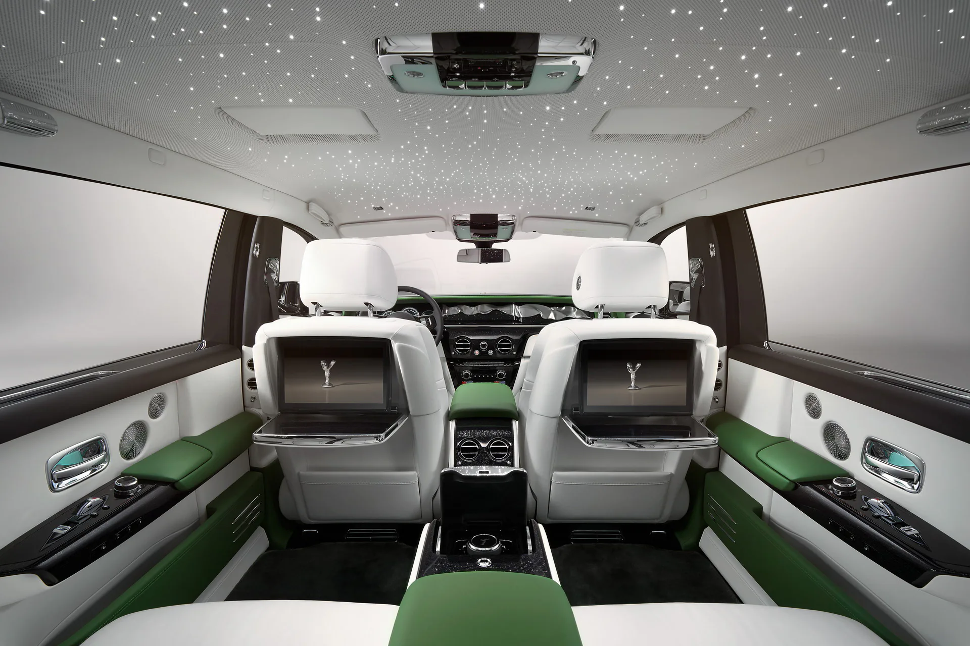 Rolls-Royce ra mắt Phantom 2023 mới với nâng cấp lưới tản nhiệt phát sáng và các tuỳ chọn khác