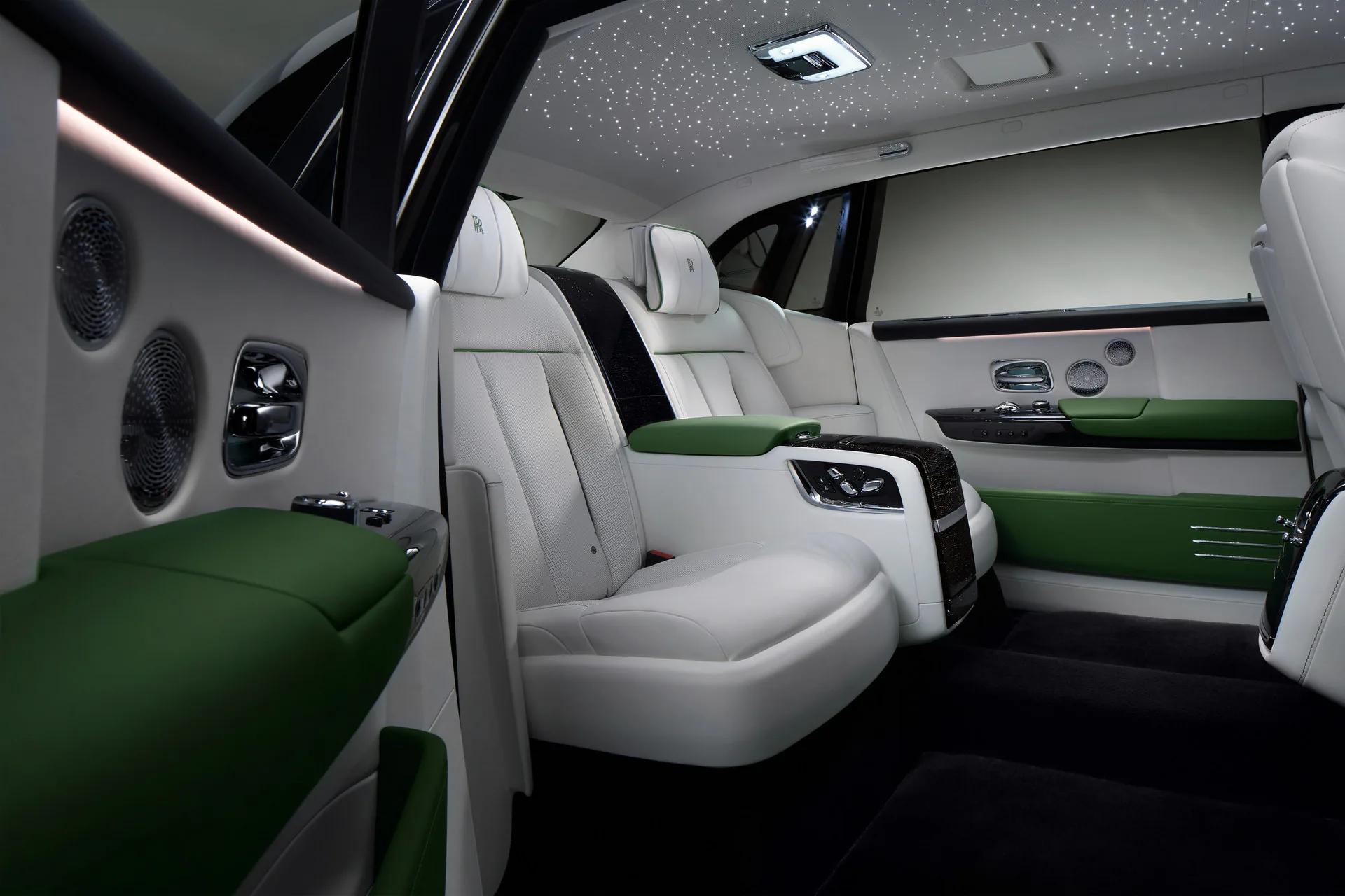 Rolls-Royce ra mắt Phantom 2023 mới với nâng cấp lưới tản nhiệt phát sáng và các tuỳ chọn khác