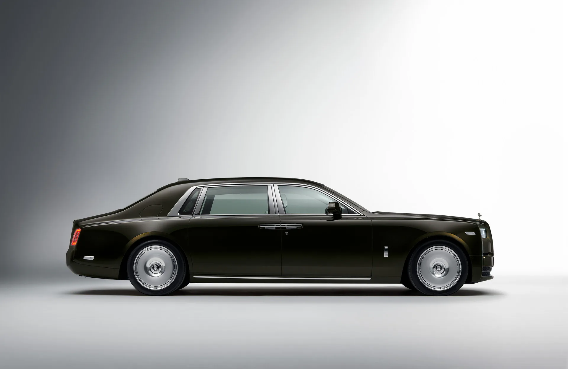 Rolls-Royce ra mắt Phantom 2023 mới với nâng cấp lưới tản nhiệt phát sáng và các tuỳ chọn khác