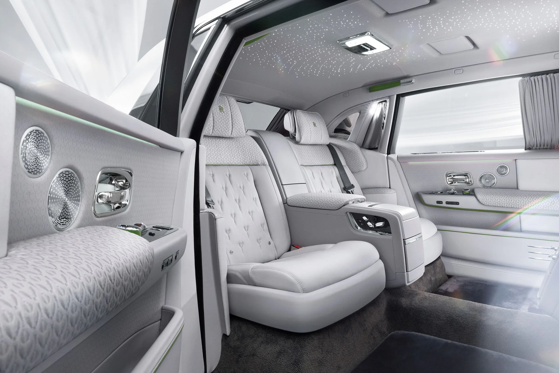 Rolls-Royce ra mắt Phantom 2023 mới với nâng cấp lưới tản nhiệt phát sáng và các tuỳ chọn khác