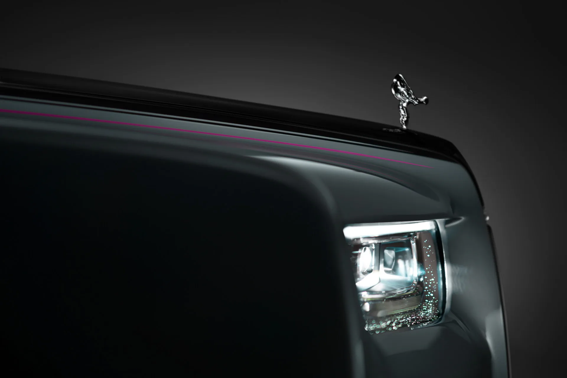 Rolls-Royce ra mắt Phantom 2023 mới với nâng cấp lưới tản nhiệt phát sáng và các tuỳ chọn khác