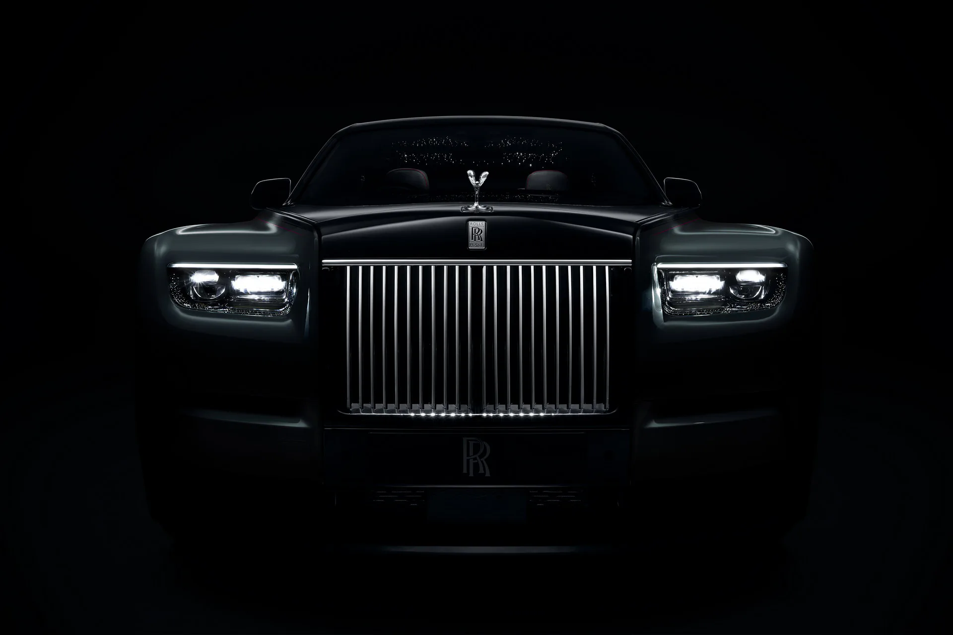 Rolls-Royce ra mắt Phantom 2023 mới với nâng cấp lưới tản nhiệt phát sáng và các tuỳ chọn khác