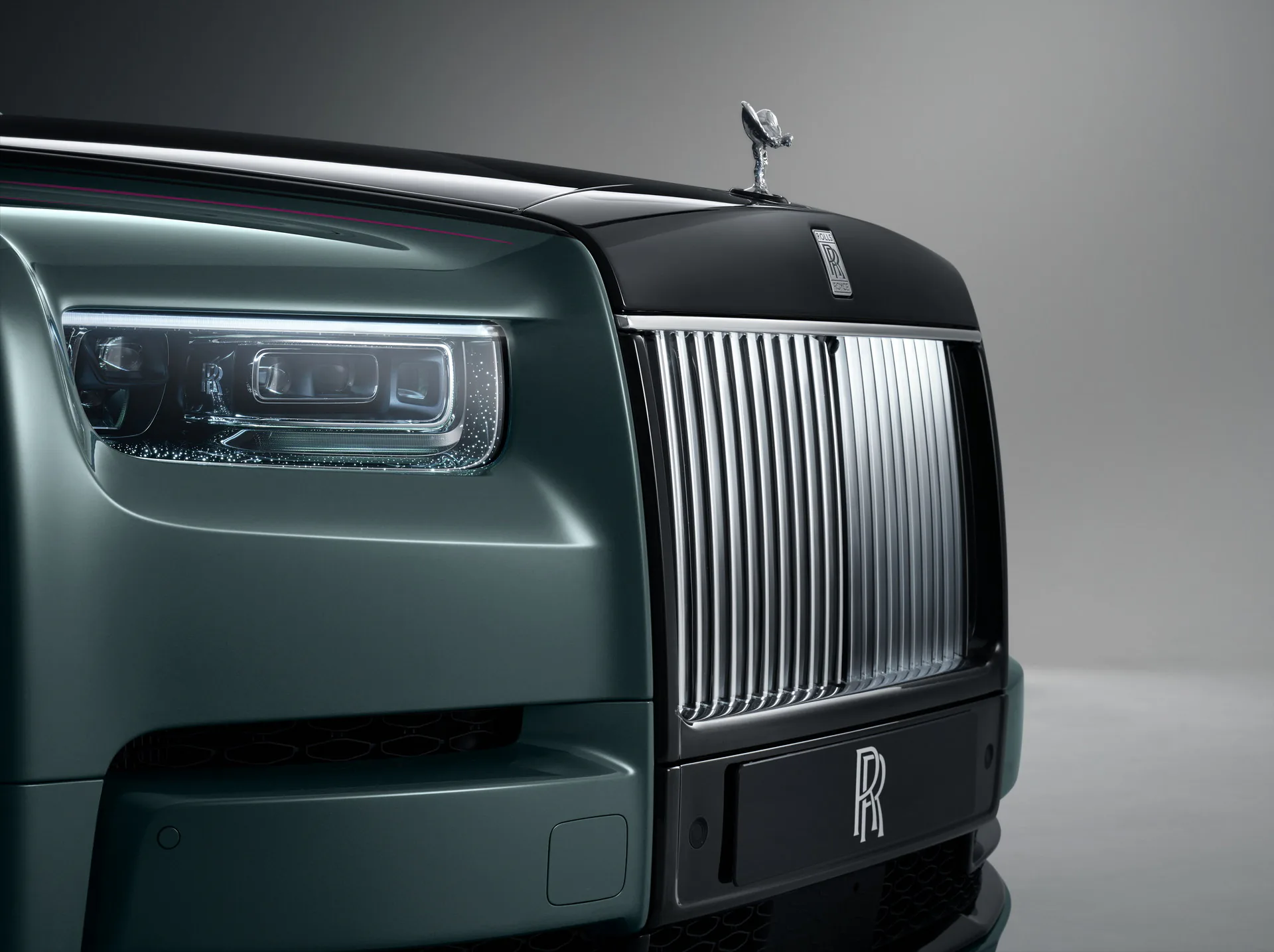 Rolls-Royce ra mắt Phantom 2023 mới với nâng cấp lưới tản nhiệt phát sáng và các tuỳ chọn khác
