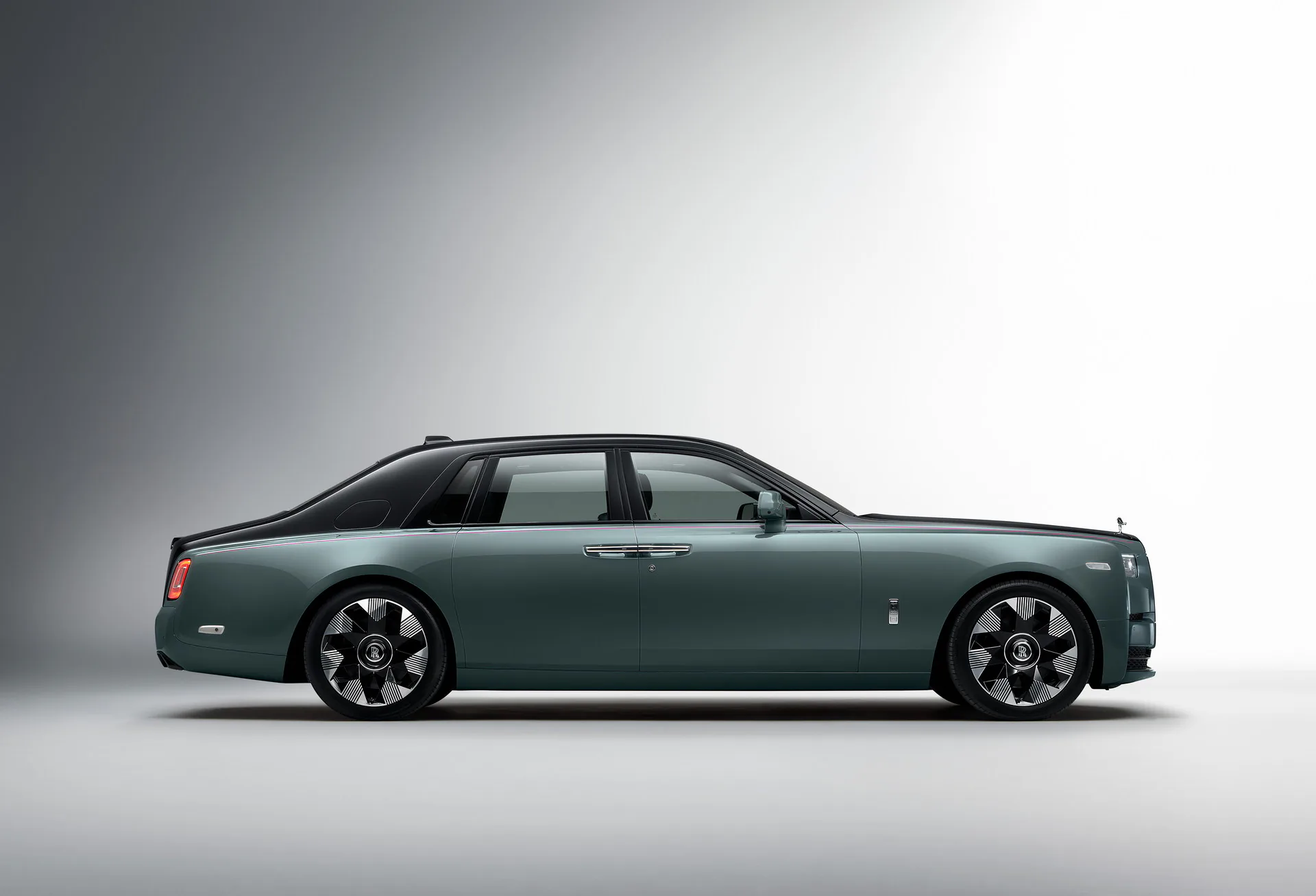 Rolls-Royce ra mắt Phantom 2023 mới với nâng cấp lưới tản nhiệt phát sáng và các tuỳ chọn khác