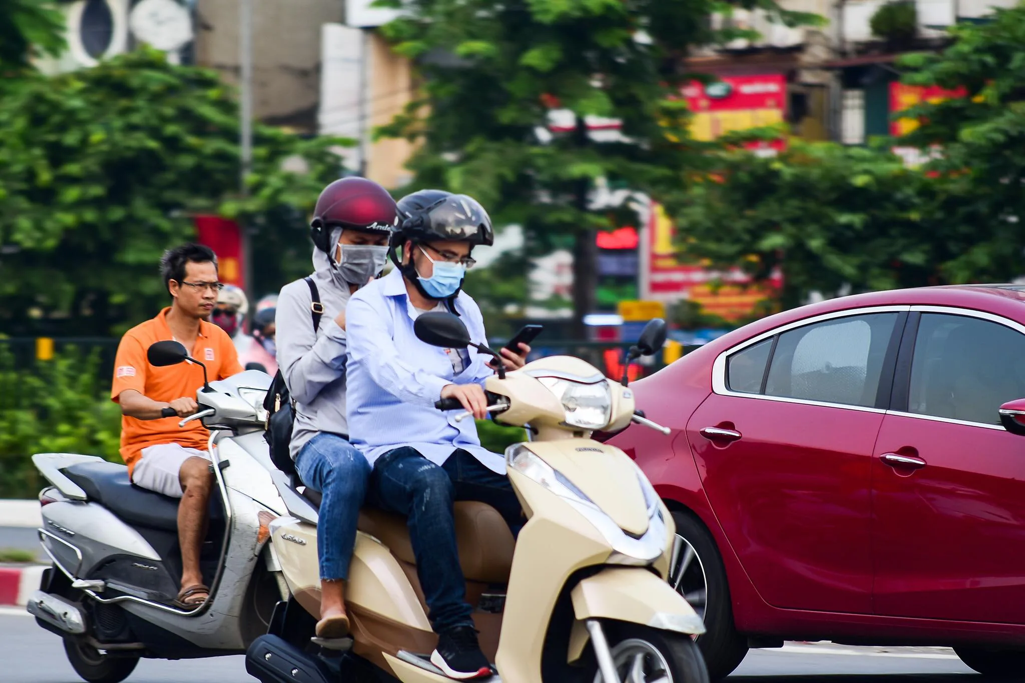 Những thói quen rất nguy hiểm khi đi xe máy