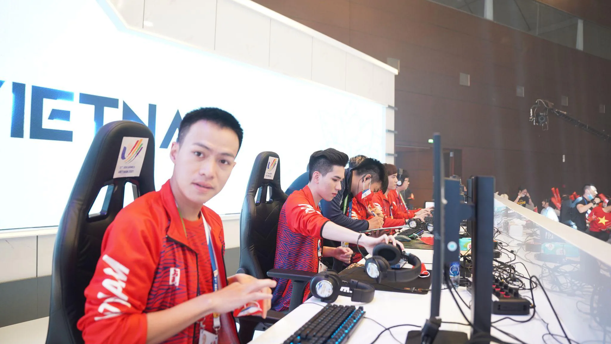 Tóm tắt lượt trận bán kết LMHT Sea Games 31, trung tâm Hội Nghị Quốc Gia không còn một chỗ trống