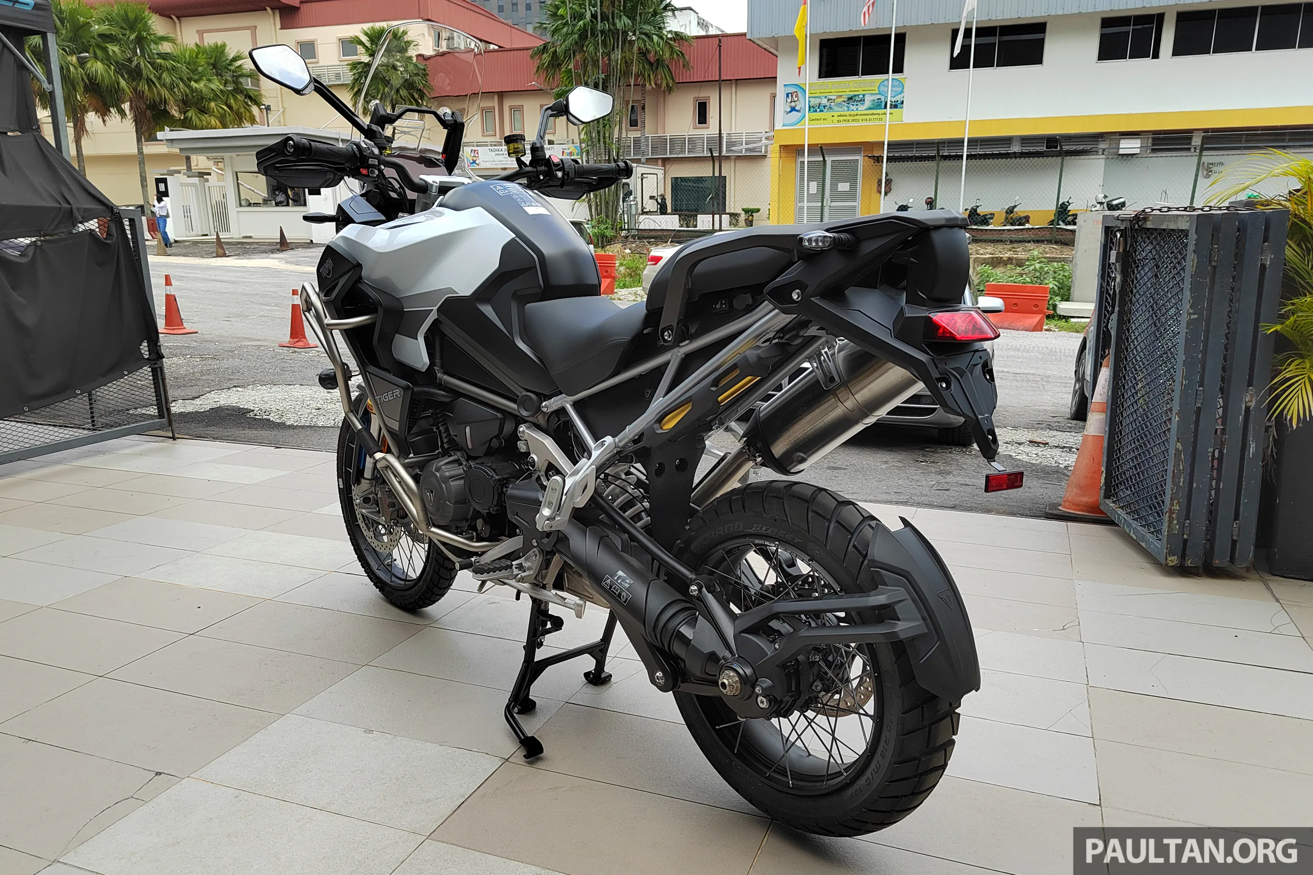 Triumph Tiger 1200 Rally Explorer 2022 chính thức ra mắt, đối đầu với BMW R1250 GSA