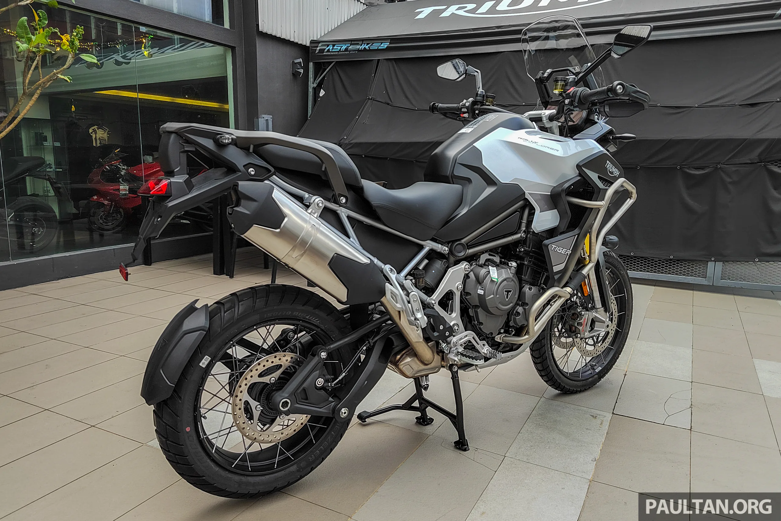 Triumph Tiger 1200 Rally Explorer 2022 chính thức ra mắt, đối đầu với BMW R1250 GSA