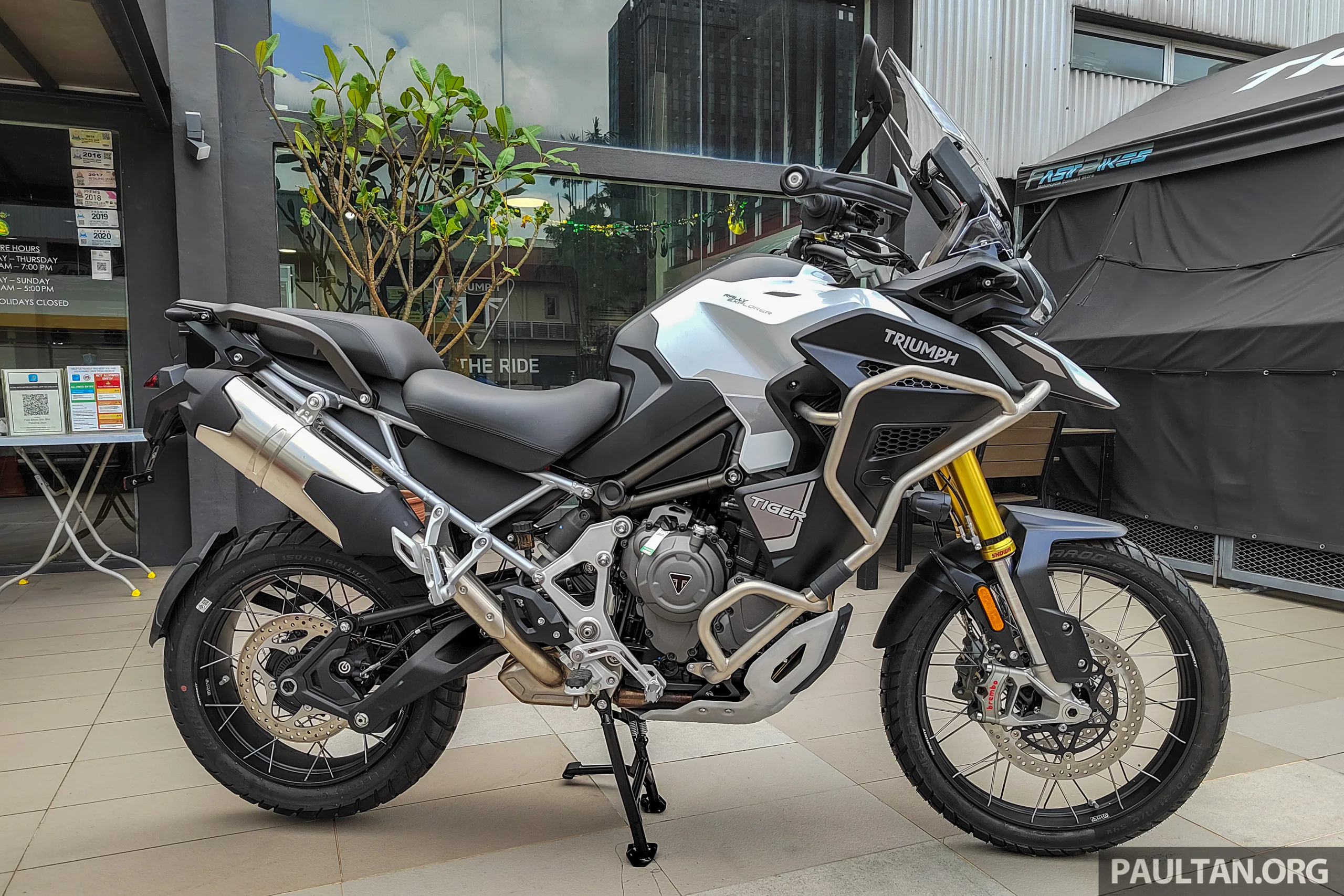 Triumph Tiger 1200 Rally Explorer 2022 chính thức ra mắt, đối đầu với BMW R1250 GSA