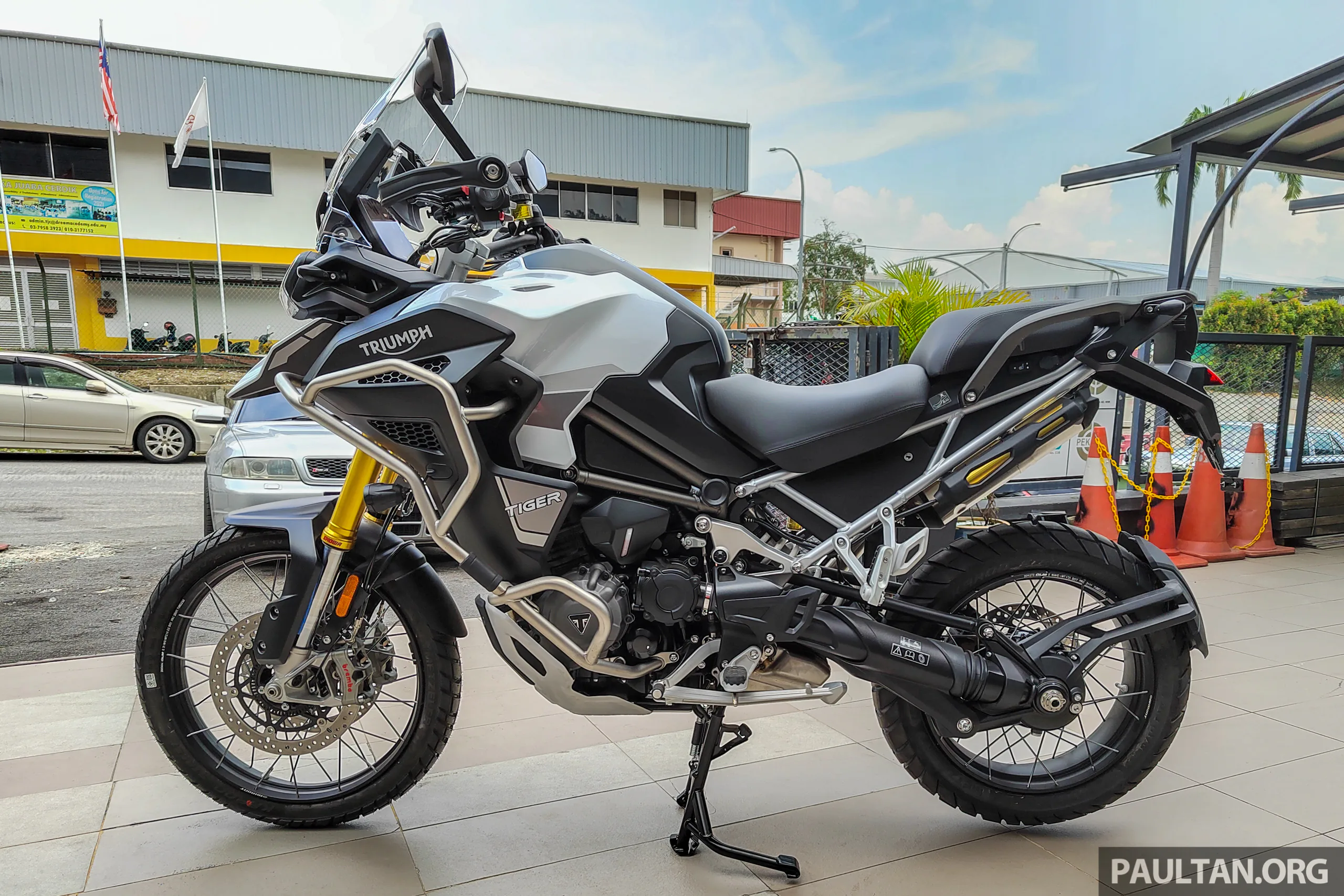 Triumph Tiger 1200 Rally Explorer 2022 chính thức ra mắt, đối đầu với BMW R1250 GSA