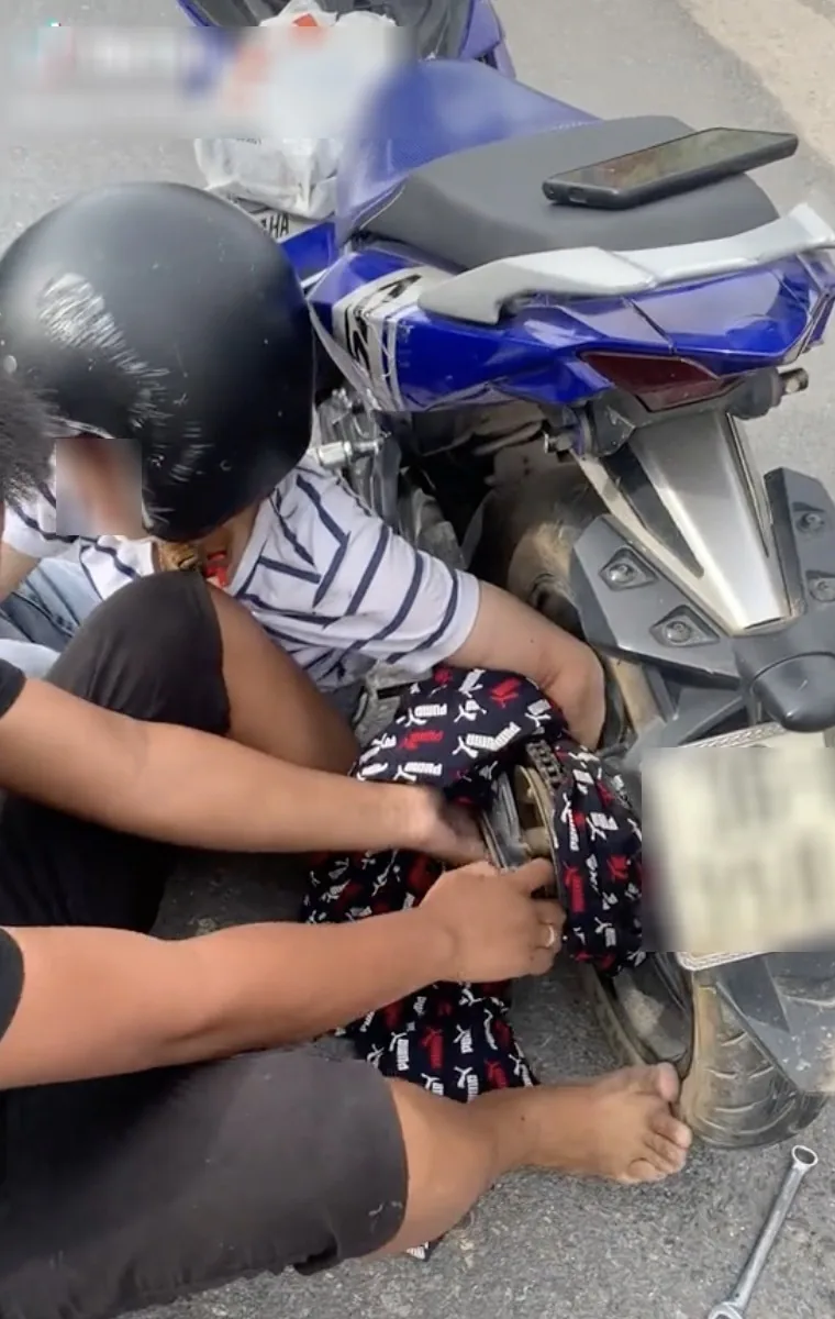 Những thói quen rất nguy hiểm khi đi xe máy