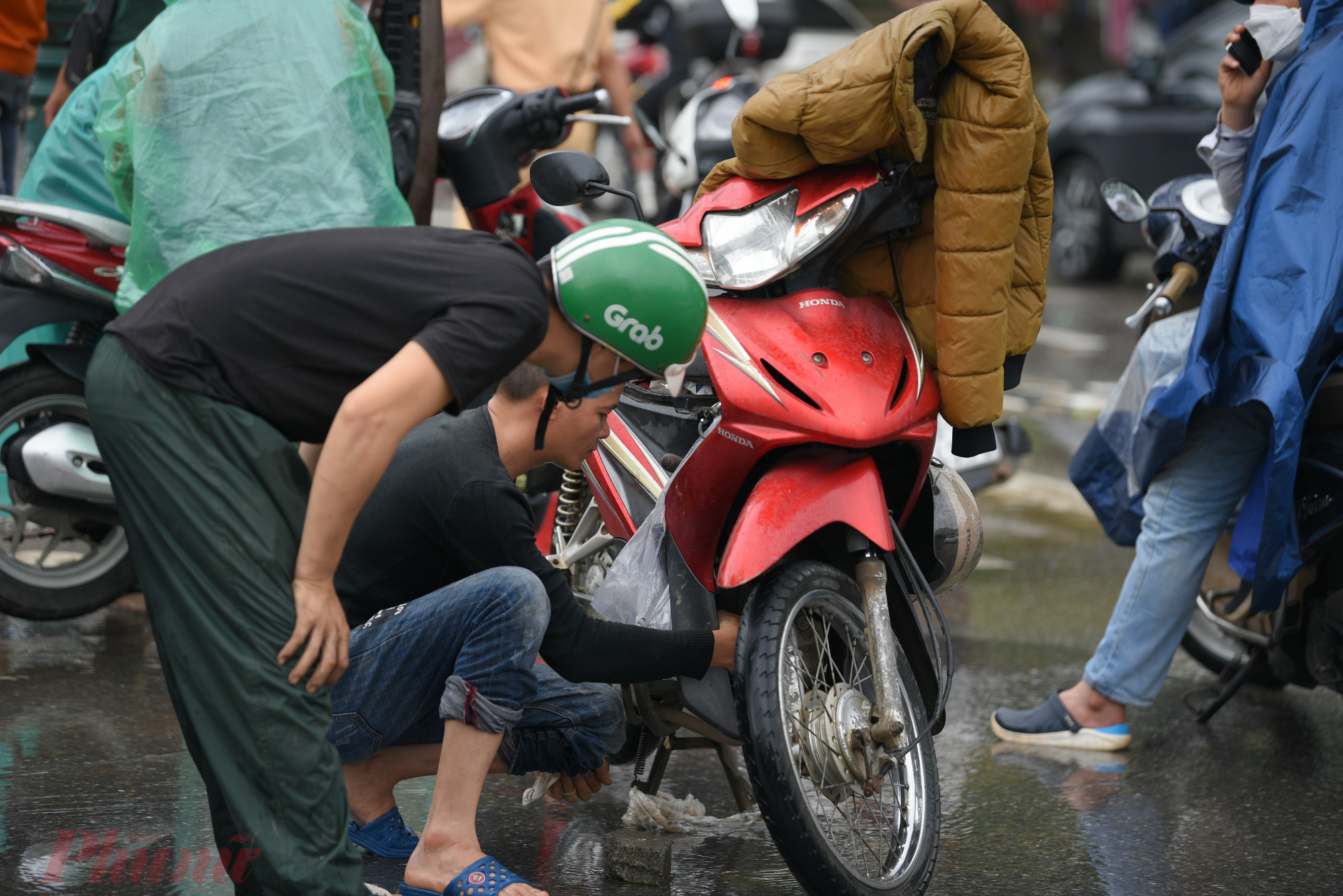 Hướng dẫn cách xử lý khi xe máy đề không nổ do ngập nước