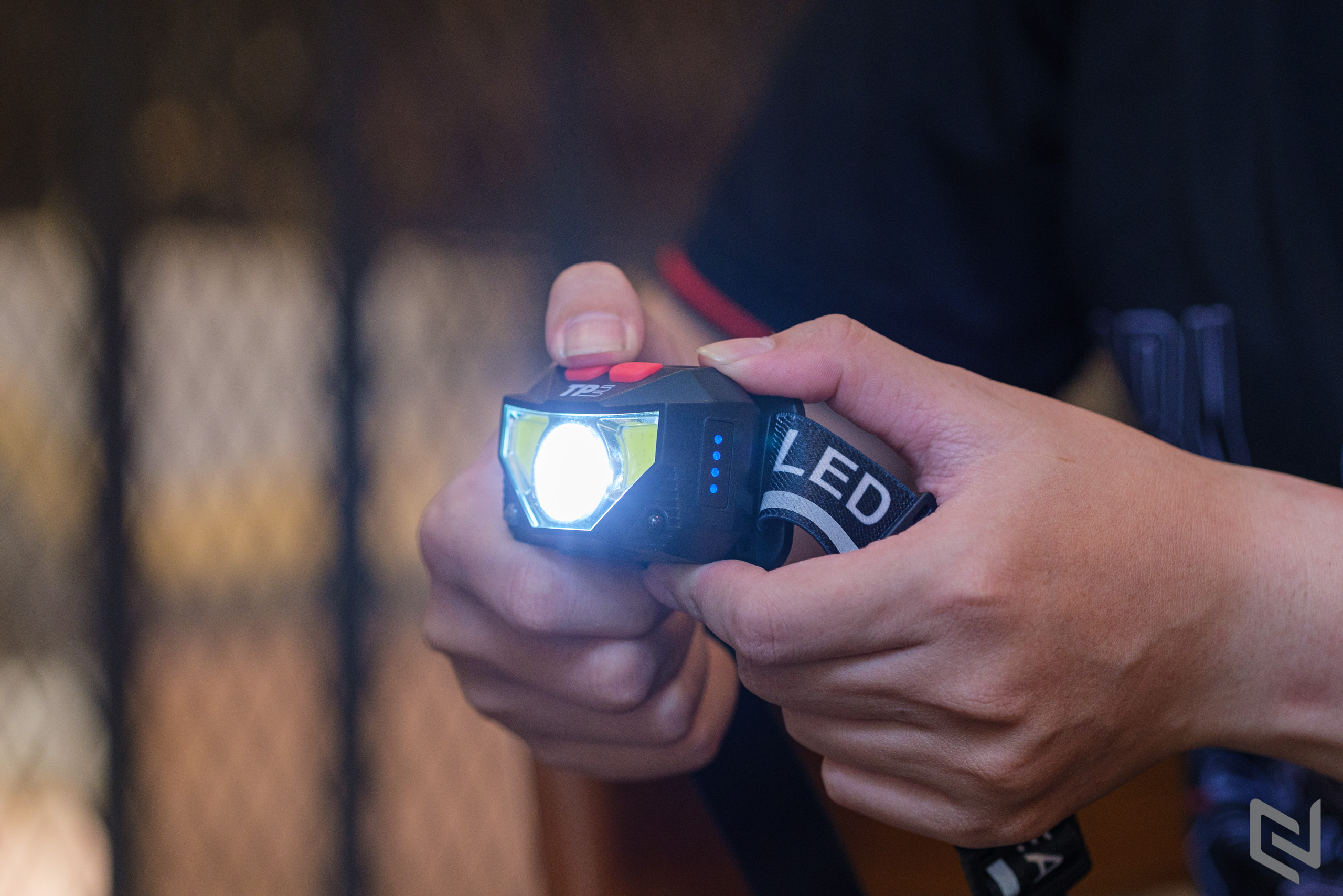 Trên tay Đèn pin đội đầu TPE, độ sáng 300Lm, nhiều chế độ chiếu sáng, có cảm biến tắt mở tiện lợi