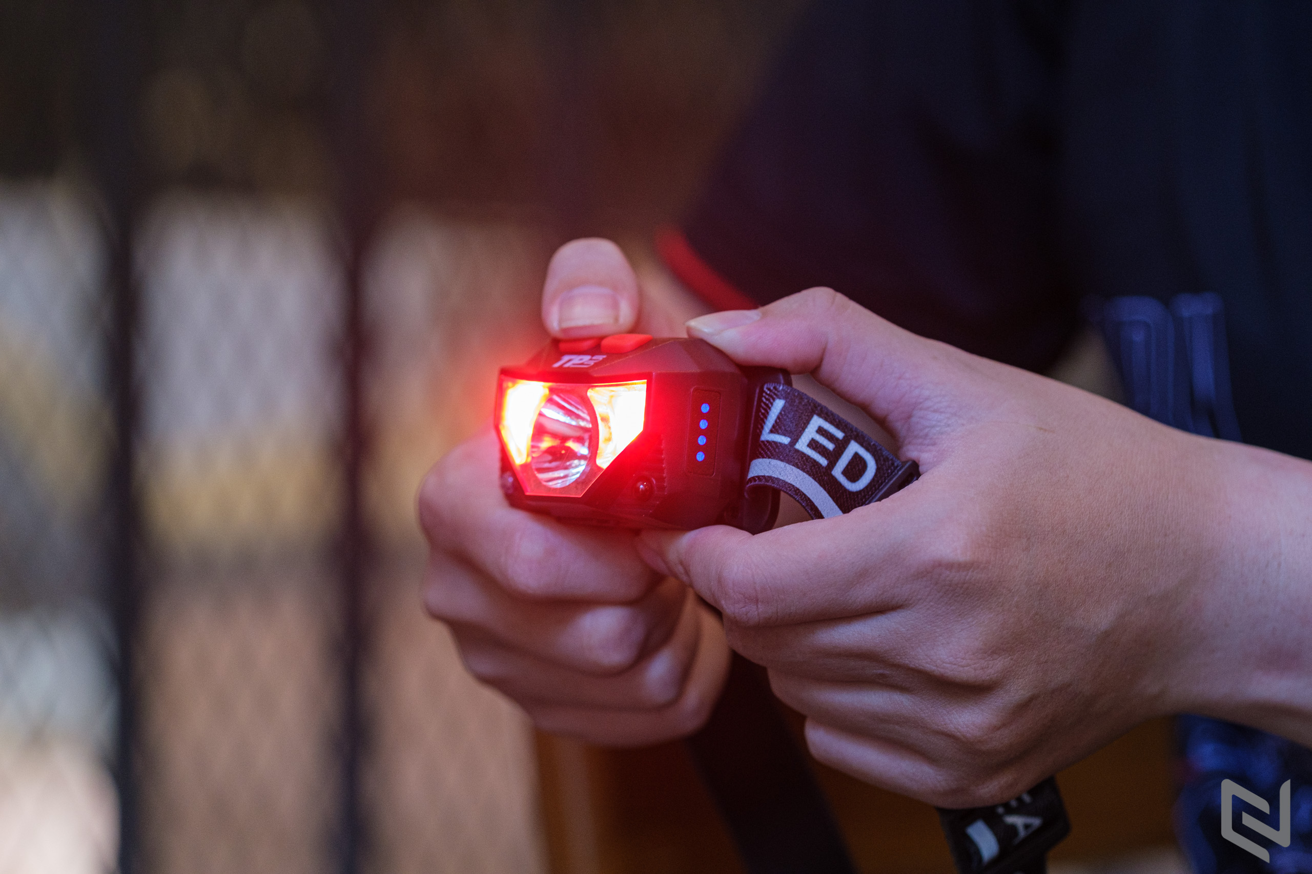 Trên tay Đèn pin đội đầu TPE, độ sáng 300Lm, nhiều chế độ chiếu sáng, có cảm biến tắt mở tiện lợi