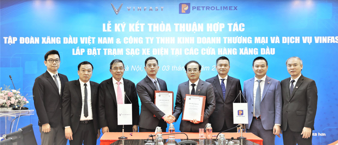 VinFast hợp tác với Petrolimex lắp đặt các trạm sạc xe điện tại những cây xăng