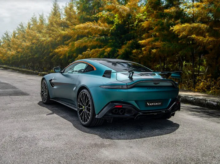 Aston Martin ra mắt xe Vantage F1 Edition và DB11 V8 Coupe nâng cấp tại Việt Nam