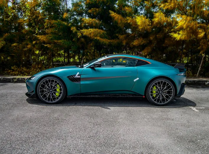 Aston Martin ra mắt xe Vantage F1 Edition và DB11 V8 Coupe nâng cấp tại Việt Nam