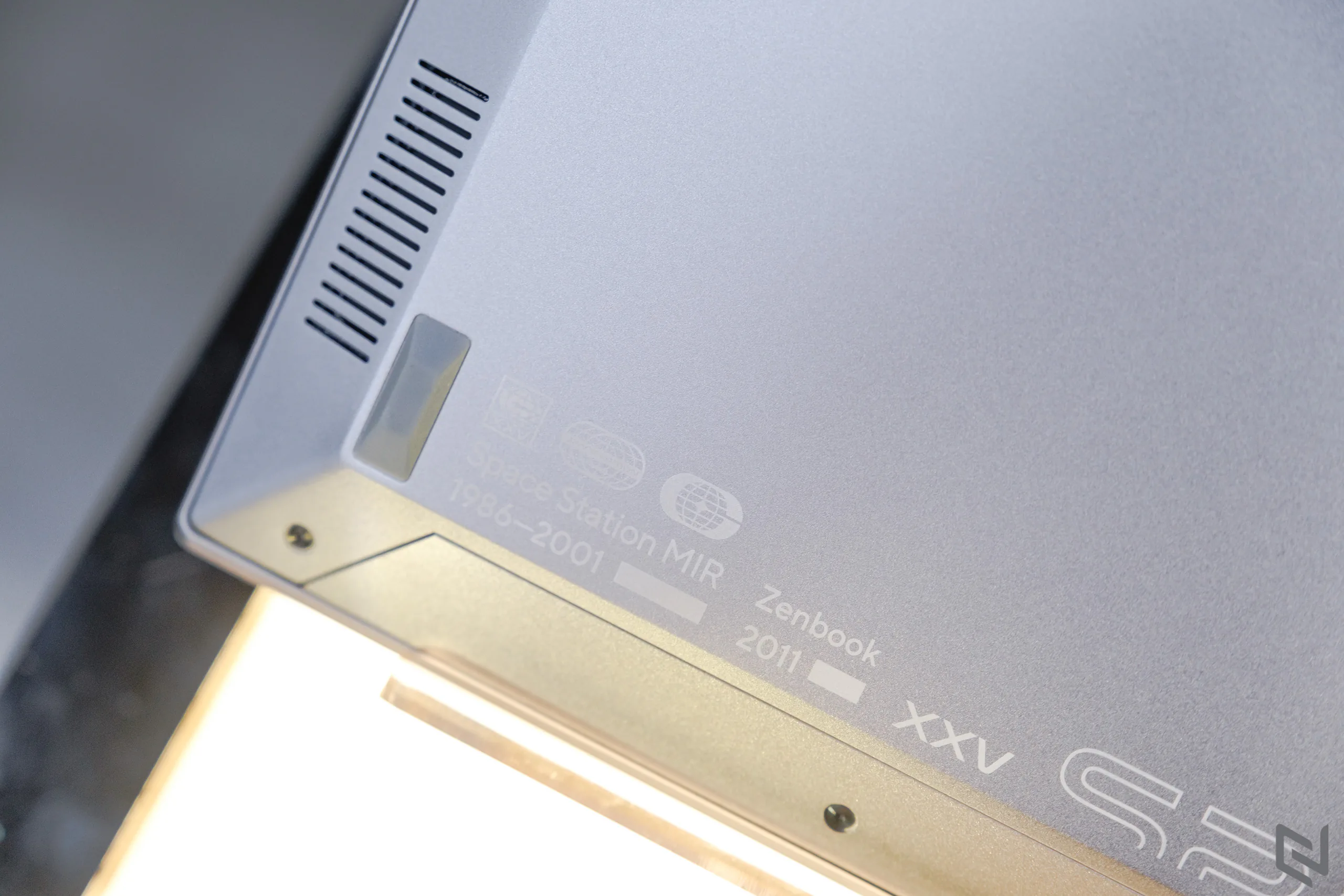 Trên tay ASUS Zenbook 14X OLED Space Edition: Siêu phẩm kỷ niệm hành trình chinh phục những vì sao