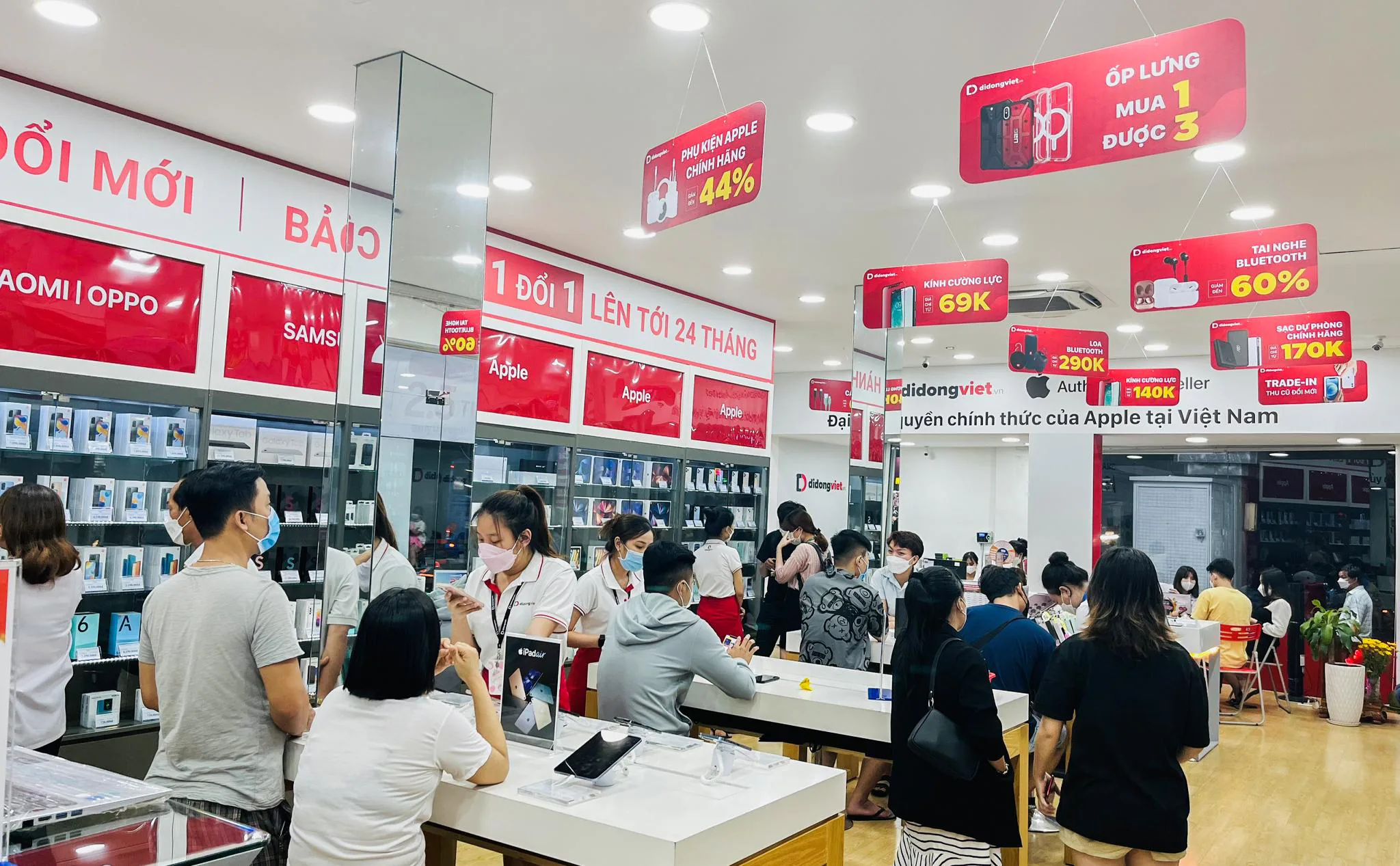 Đại lý bán lẻ mừng sinh nhật, điện thoại và phụ kiện công nghệ giảm đến nửa giá