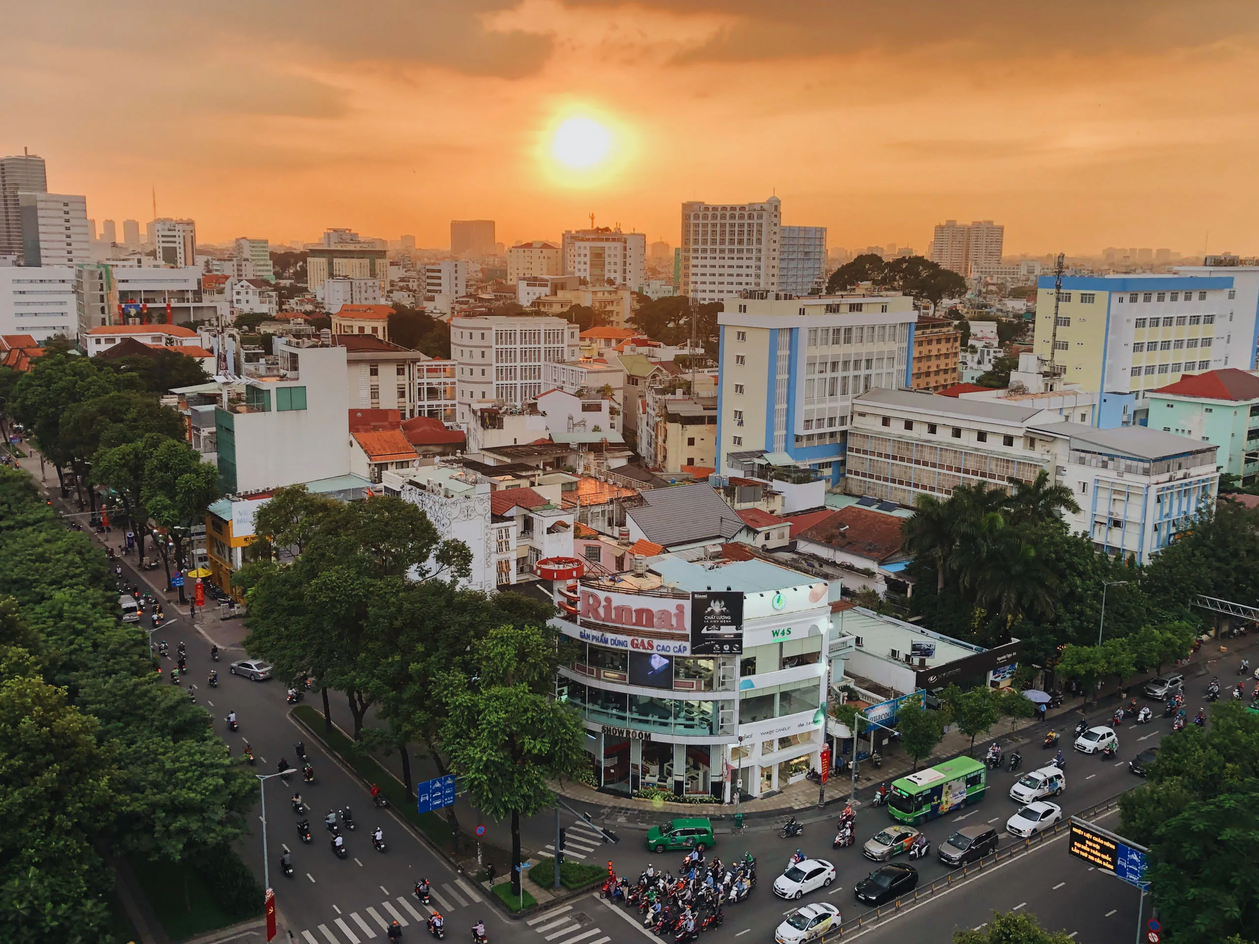 Những phụ kiện nên mang khi đi xe máy dưới nắng gắt