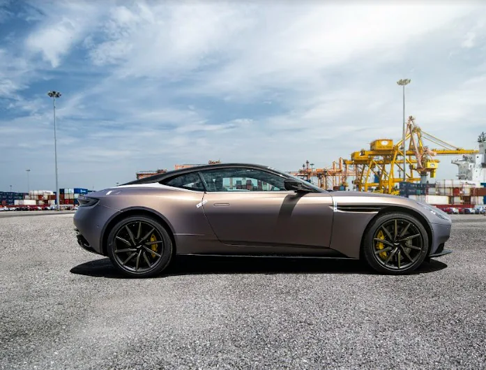 Aston Martin ra mắt xe Vantage F1 Edition và DB11 V8 Coupe nâng cấp tại Việt Nam