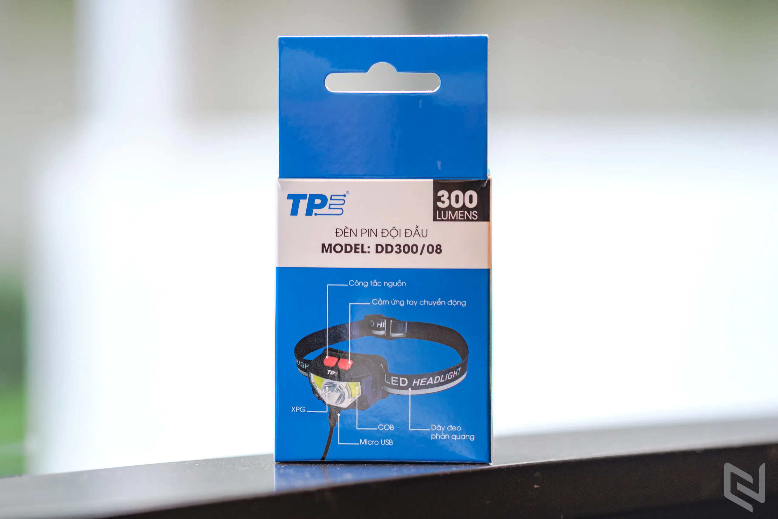 Trên tay Đèn pin đội đầu TPE, độ sáng 300Lm, nhiều chế độ chiếu sáng, có cảm biến tắt mở tiện lợi