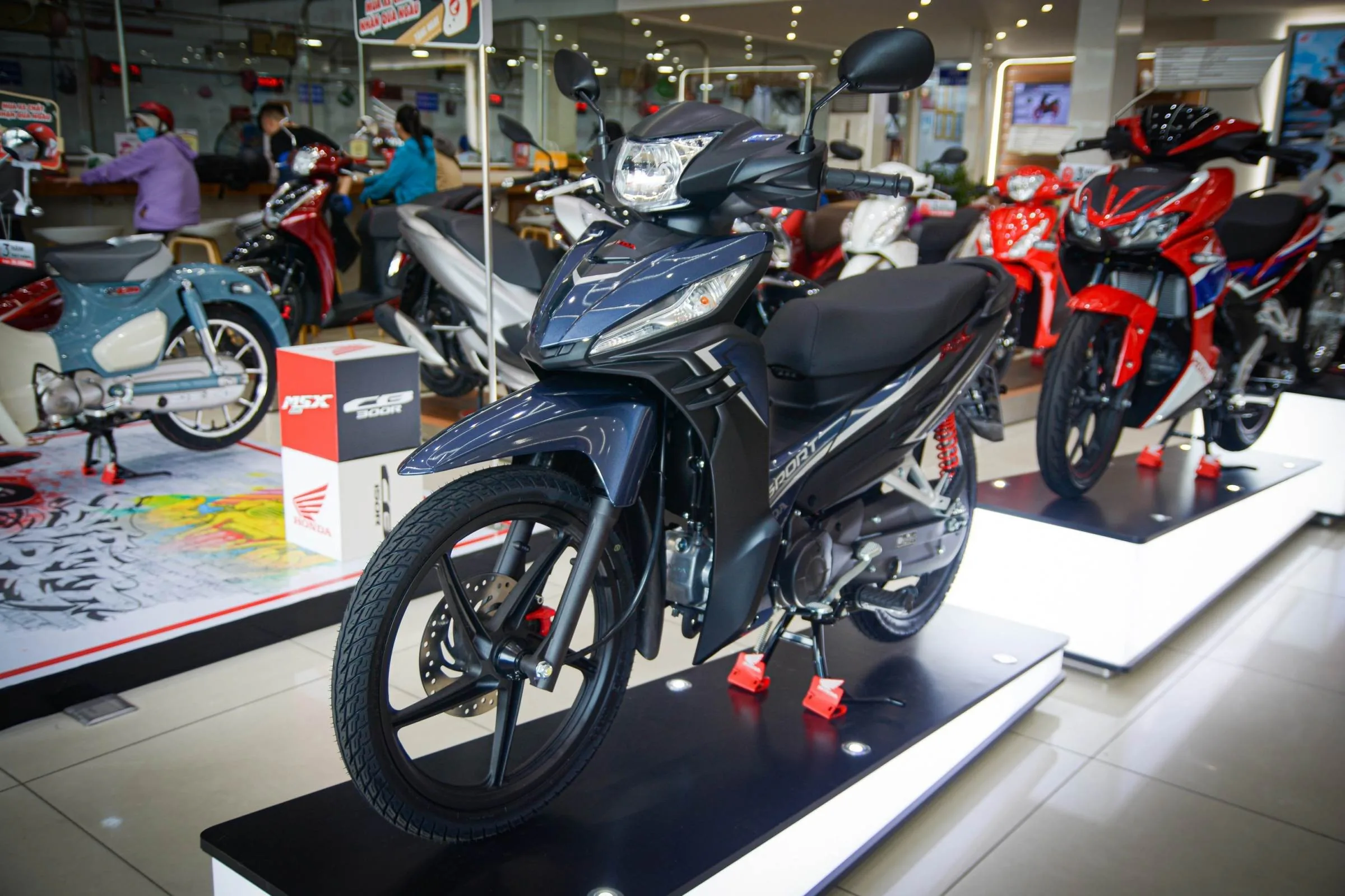 Dù là mẫu xe máy rẻ nhất của Honda nhưng Wave Alpha cũng đội giá hơn 5 triệu đồng